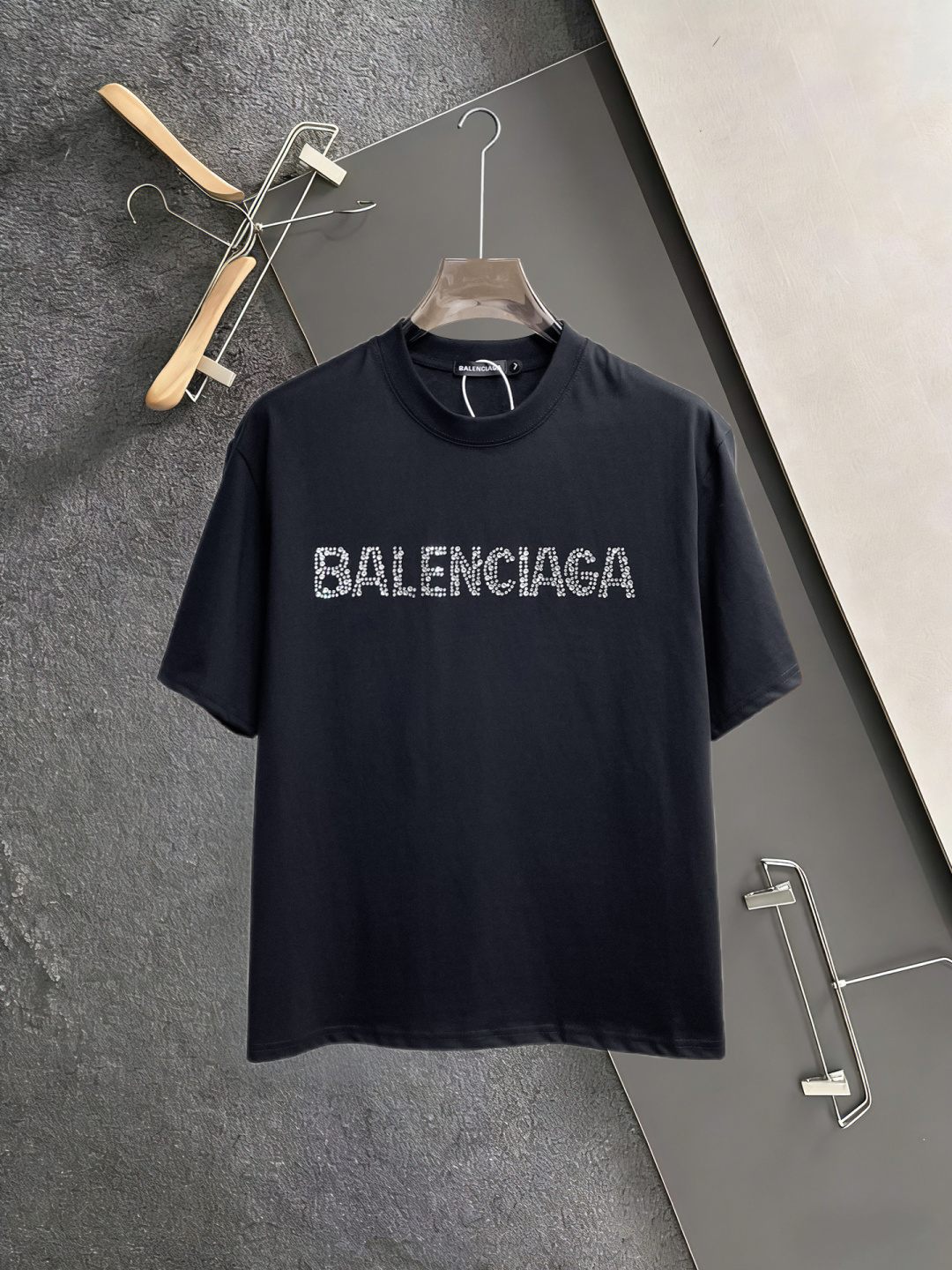 NO:846767,Balenciaga has all three standards. The latest 2026 summer short-sleeves are available at the counter. The original order is very good. Fashionable original imported technical fabrics. The upper body is comfortable and breathable. The original customized hardware accessories. The upper body is handsome and stylish. The three standards are complete. Recommended model. The grade is very high. The purchasing code number is L-4XL. The maximum wearing capacity is 195 catties., balenciaga, T-shirt,19860909巴黎世家三标齐全. 2026夏季新款最新品短袖,专柜同步有售,原单狠货,时尚进口原版科技面料,上身舒适透气,原版定制五金辅料,上身帅气有型,三标齐全,推荐款,档次极高,代购级码数L-4XL,最大穿195斤,,balenciaga,T-shirt,,Men's clothing