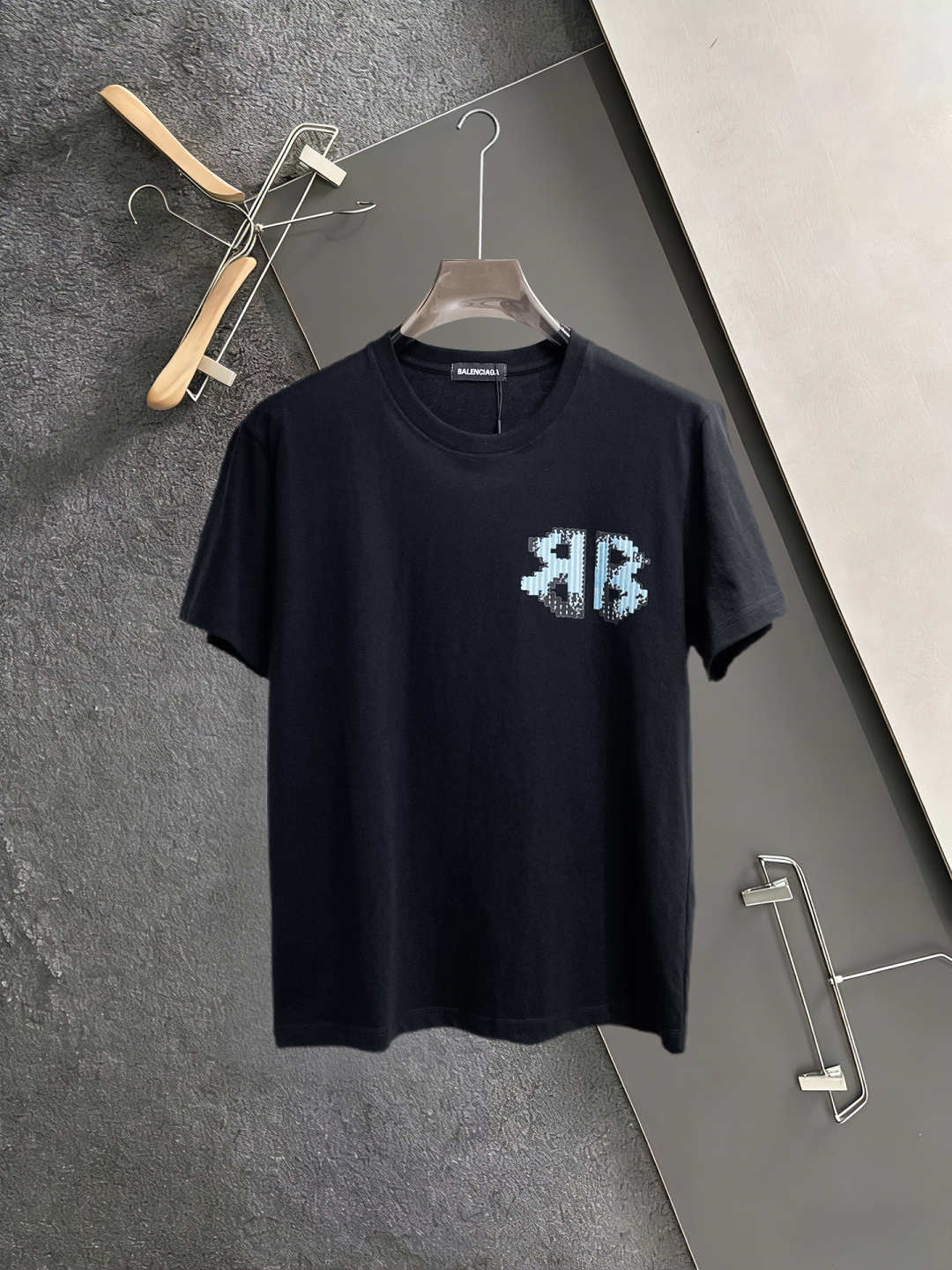 NO:846765,Balenciaga has all three standards. The latest 2026 summer short-sleeves are available at the counter. The original order is very good. Fashionable original imported technical fabrics. The upper body is comfortable and breathable. The original customized hardware accessories. The upper body is handsome and stylish. The three standards are complete. Recommended model. The grade is very high. The purchasing code number is L-4XL. The maximum wearing capacity is 195 catties., balenciaga, T-shirt,19860909巴黎世家三标齐全. 2026夏季新款最新品短袖,专柜同步有售,原单狠货,时尚进口原版科技面料,上身舒适透气,原版定制五金辅料,上身帅气有型,三标齐全,推荐款,档次极高,代购级码数L-4XL,最大穿195斤,,balenciaga,T-shirt,,Men's clothing