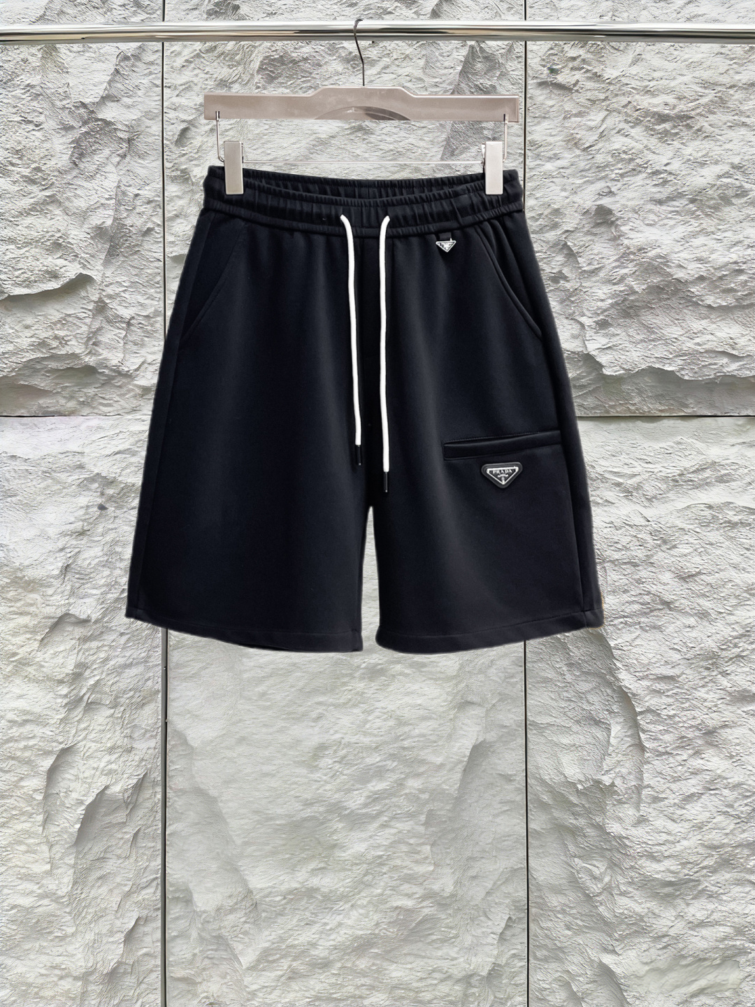 NO:846785,Prada's three-standard complete 2026 new summer men's casual shorts, advanced custom-made breathable fabrics, extremely breathable, elastic and comfortable, impeccable details, top-grade accessories, original logo design concept, delicate and soft feel!  The upper body fit is awesome!  Sizes M-XXXL, please state your height and weight when ordering, prada, shorts,19860909普拉达 三标齐全 2026夏季新款男士休闲短裤,高级定制面料透气面料 透气弹力舒适度极高,细节无可挑剔,顶级辅料配备,原版logo设计理念,手感细腻柔软！上身版型超赞！尺码M-XXXL下单报身高体重,,prada,shorts,,Men's clothing
