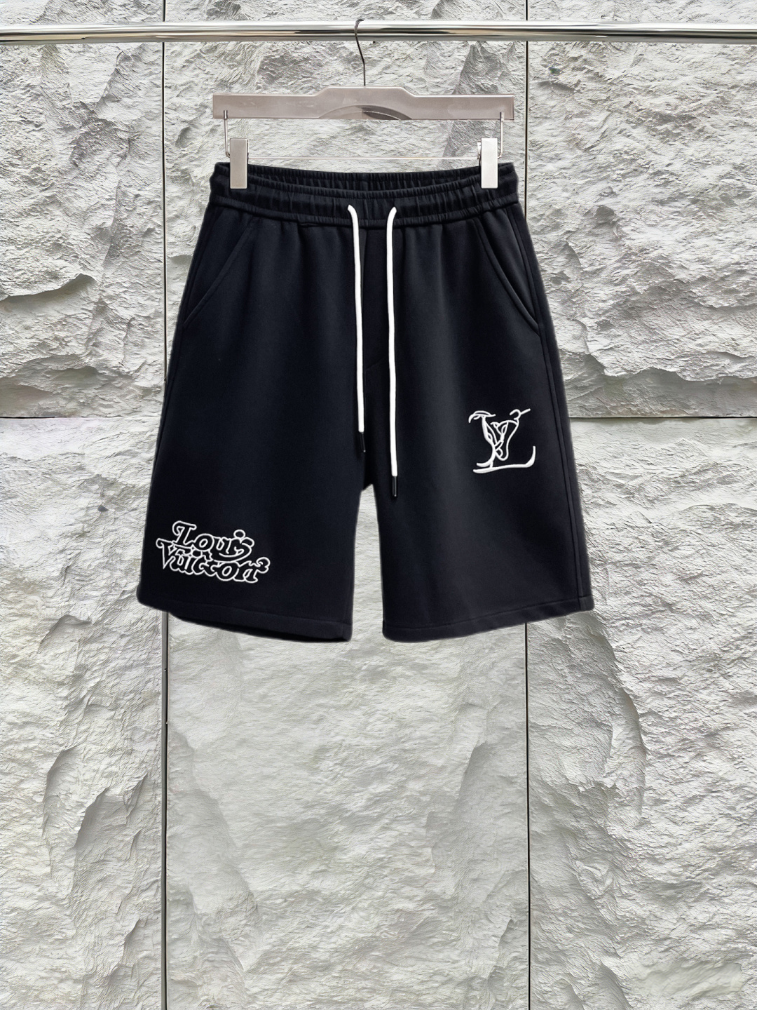NO:846787,LV three-standard complete 2026 summer new men's casual shorts, advanced custom-made breathable fabrics, extremely breathable, elastic and comfortable, impeccable details, top-grade accessories, original logo design concept, delicate and soft feel!  The upper body fit is awesome!  Sizes M-XXXL, please state your height and weight when ordering,,louis vuitton,shorts,19860909LV 三标齐全 2026夏季新款男士休闲短裤,高级定制面料透气面料 透气弹力舒适度极高,细节无可挑剔,顶级辅料配备,原版logo设计理念,手感细腻柔软！上身版型超赞！尺码M-XXXL下单报身高体重,,louis vuitton,shorts,,Men's clothing