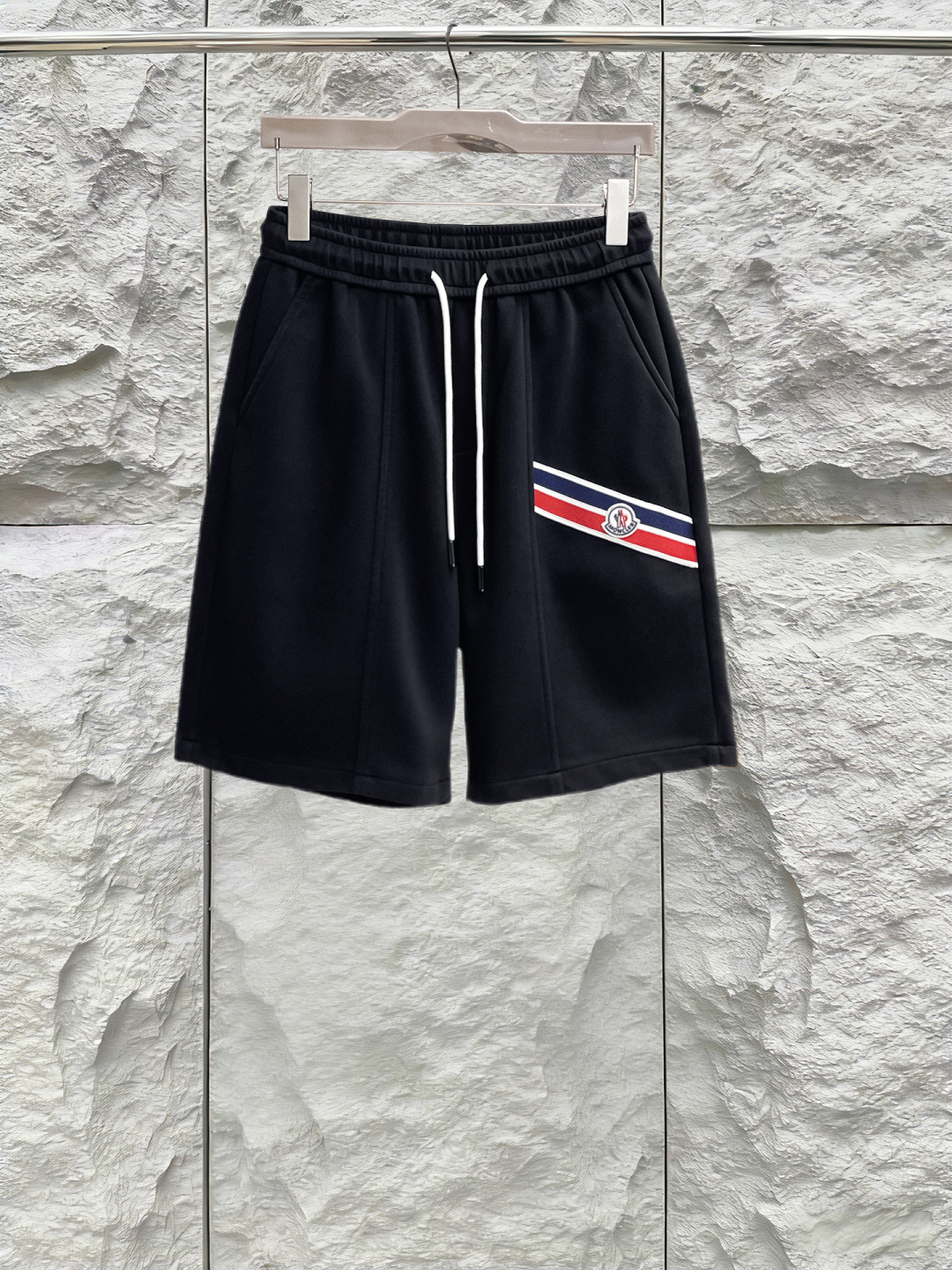 NO:846784,Mouth-mounted, complete with three standards, 2026 new summer men's casual shorts, advanced custom-made breathable fabrics, extremely breathable, elastic and comfortable, with impeccable details, top-grade accessories, original logo design concept, delicate and soft feel!  The upper body fit is awesome!  Sizes M-XXXL, please state your height and weight when ordering,,Moncler,shorts,19860909蒙口 三标齐全 2026夏季新款男士休闲短裤,高级定制面料透气面料 透气弹力舒适度极高,细节无可挑剔,顶级辅料配备,原版logo设计理念,手感细腻柔软！上身版型超赞！尺码M-XXXL下单报身高体重,,Moncler,shorts,,Men's clothing