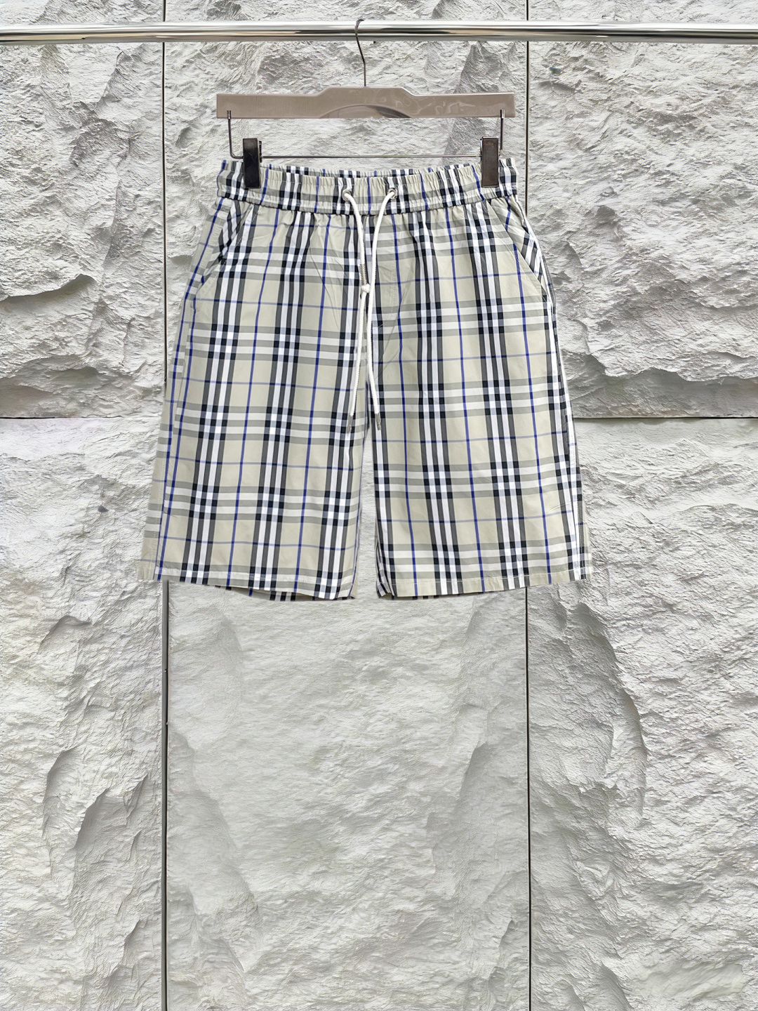NO:846827,Burberry has all three labels. 2026 summer new and latest shorts, available at counters, original goods, fashionable imported original technical fabrics, comfortable and breathable upper body, original customized hardware accessories, handsome and stylish upper body, complete three labels, recommended style, extremely high grade, purchasing code number M-3XL, maximum wearing capacity is 195 catties,, burberry, shorts,19860909巴宝莉三标齐全. 2026夏季新款最新品短裤,专柜同步有售,原单狠货,时尚进口原版科技面料,上身舒适透气,原版定制五金辅料,上身帅气有型,三标齐全,推荐款,档次极高,代购级码数M-3XL,最大穿195斤,,burberry,shorts,,Men's clothing
