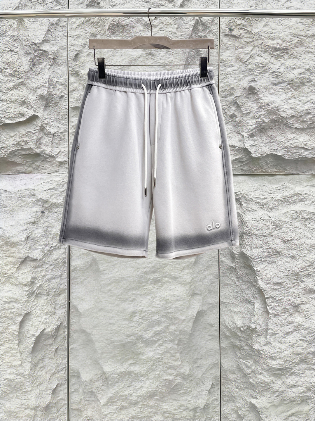NO:846824,alo is complete with three standards. The latest 2026 summer shorts are available at the counter. Original goods, fashionable imported original technical fabrics, comfortable and breathable upper body, original customized hardware accessories, handsome and stylish upper body, complete with three standards, recommended style, extremely high grade, purchasing code number M-3XL, maximum wearing capacity is 195 catties,,shorts,19860909alo三标齐全. 2026夏季新款最新品短裤,专柜同步有售,原单狠货,时尚进口原版科技面料,上身舒适透气,原版定制五金辅料,上身帅气有型,三标齐全,推荐款,档次极高,代购级码数M-3XL,最大穿195斤,,shorts,,Men's clothing