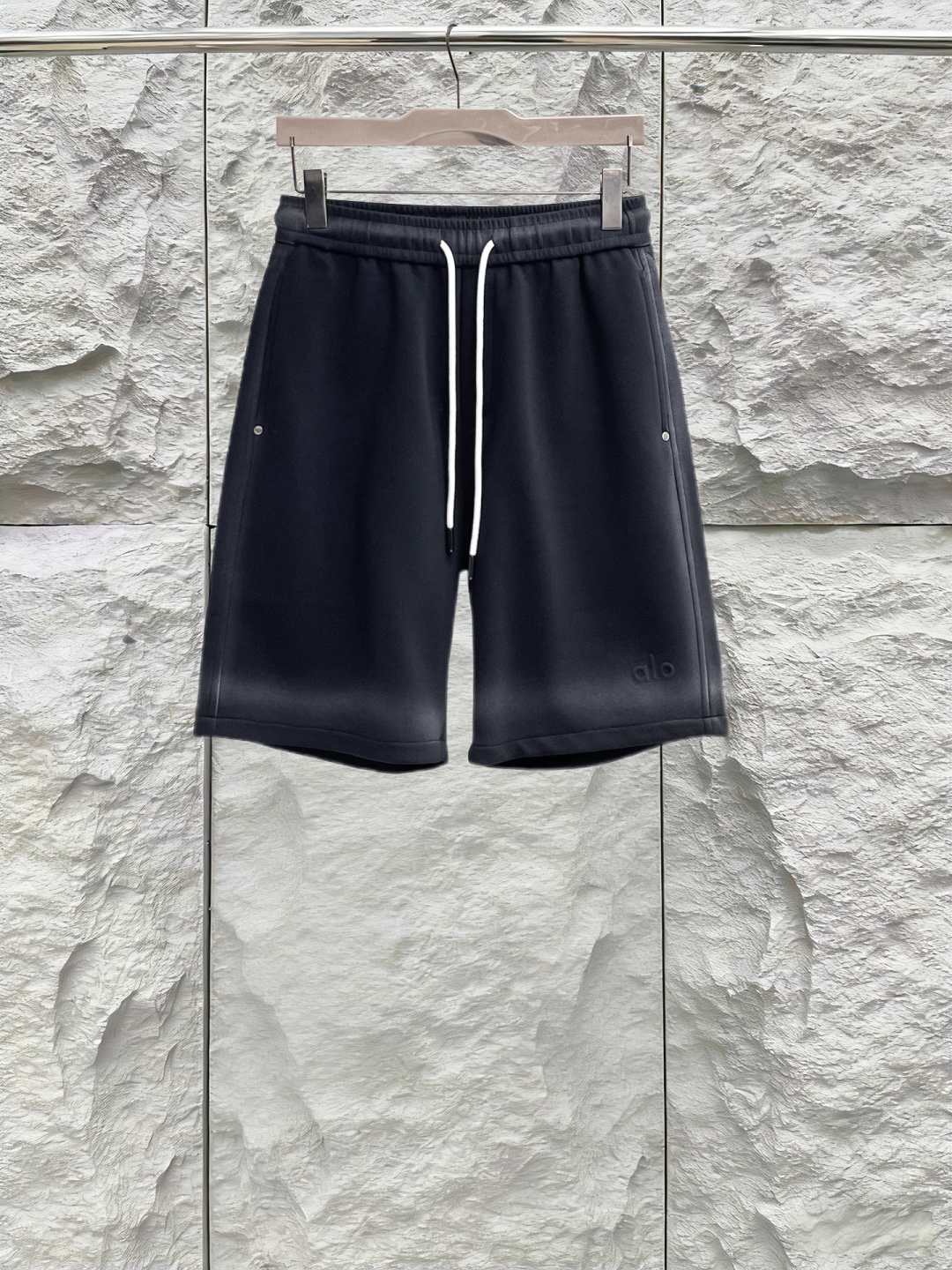 NO:846821,alo has all three standards. 2026 summer new and latest shorts, available at counters simultaneously, original goods, fashionable imported original technical fabrics, upper body comfortable and breathable, original customized hardware accessories, handsome and stylish upper body, three standards complete, recommended style, very high grade, purchasing code number M-3XL, maximum wear 195 pounds,,shorts,19860909alo 三标齐全. 2026夏季新款最新品短裤,专柜同步有售,原单狠货,时尚进口原版科技面料,上身舒适透气,原版定制五金辅料,上身帅气有型,三标齐全,推荐款,档次极高,代购级码数M-3XL,最大穿195斤,,shorts,,Men's clothing