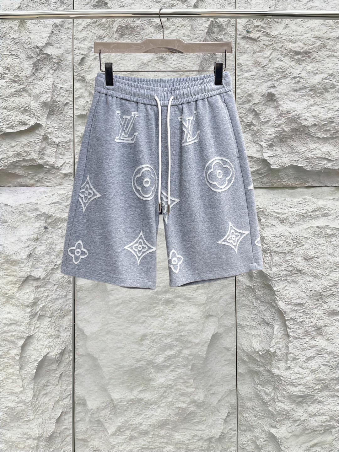 NO:846820,LV three labels are complete. The latest 2026 summer shorts are available at the counter at the same time. Original goods, fashionable imported original technical fabrics, comfortable and breathable upper body, original customized hardware accessories, handsome and stylish upper body, complete three labels, recommended style, extremely high grade, purchasing code number M-3XL, maximum wearing capacity is 195 catties, louis vuitton, shorts,19860909LV三标齐全. 2026夏季新款最新品短裤,专柜同步有售,原单狠货,时尚进口原版科技面料,上身舒适透气,原版定制五金辅料,上身帅气有型,三标齐全,推荐款,档次极高,代购级码数M-3XL,最大穿195斤,,louis vuitton,shorts,,Men's clothing