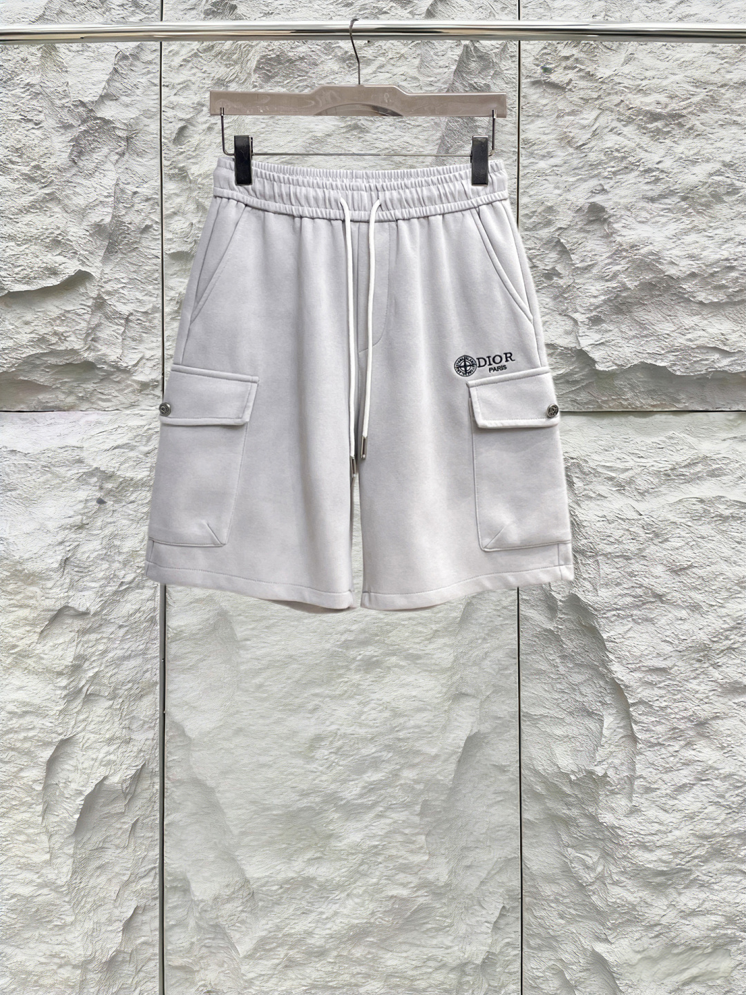 NO:846812,Dior has all three labels. The latest 2026 summer shorts are available at the counter. The original order is very good. Fashionable imported original technical fabrics. The upper body is comfortable and breathable. The original customized hardware accessories. The upper body is handsome and stylish. All three labels are complete. Recommended model. The grade is very high. The purchasing code is M-3XL. The maximum wear is 195 pounds. Dior, shorts,19860909迪奥三标齐全. 2026夏季新款最新品短裤,专柜同步有售,原单狠货,时尚进口原版科技面料,上身舒适透气,原版定制五金辅料,上身帅气有型,三标齐全,推荐款,档次极高,代购级码数M-3XL,最大穿195斤,,dior,shorts,,Men's clothing