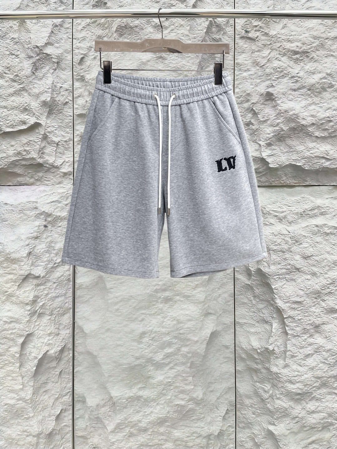 NO:846806,LV three labels are complete. The latest 2026 summer shorts are available at the counter at the same time. Original goods, fashionable imported original technical fabrics, comfortable and breathable upper body, original customized hardware accessories, handsome and stylish upper body, complete three labels, recommended style, extremely high grade, purchasing code number M-3XL, maximum wearing capacity is 195 catties, louis vuitton, shorts,19860909LV三标齐全. 2026夏季新款最新品短裤,专柜同步有售,原单狠货,时尚进口原版科技面料,上身舒适透气,原版定制五金辅料,上身帅气有型,三标齐全,推荐款,档次极高,代购级码数M-3XL,最大穿195斤,,louis vuitton,shorts,,Men's clothing