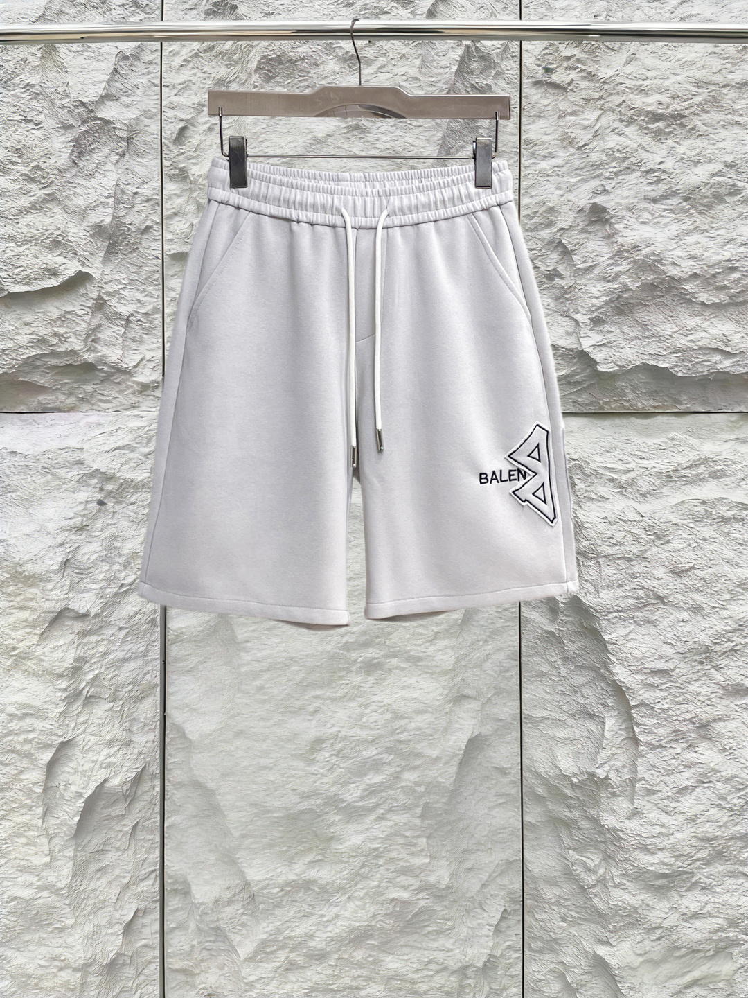 NO:846804,Balenciaga has all three standards. The latest 2026 summer shorts are available at the counter. The original order is very good. Fashionable original imported technical fabrics. The upper body is comfortable and breathable. Original customized hardware accessories. The upper body is handsome and stylish. All three standards are complete. Recommended model. Very high grade. Purchasing code number M-3XL. Maximum wearing capacity is 195 catties., balenciaga, shorts,19860909巴黎世家三标齐全. 2026夏季新款最新品短裤,专柜同步有售,原单狠货,时尚进口原版科技面料,上身舒适透气,原版定制五金辅料,上身帅气有型,三标齐全,推荐款,档次极高,代购级码数M-3XL,最大穿195斤,,balenciaga,shorts,,Men's clothing