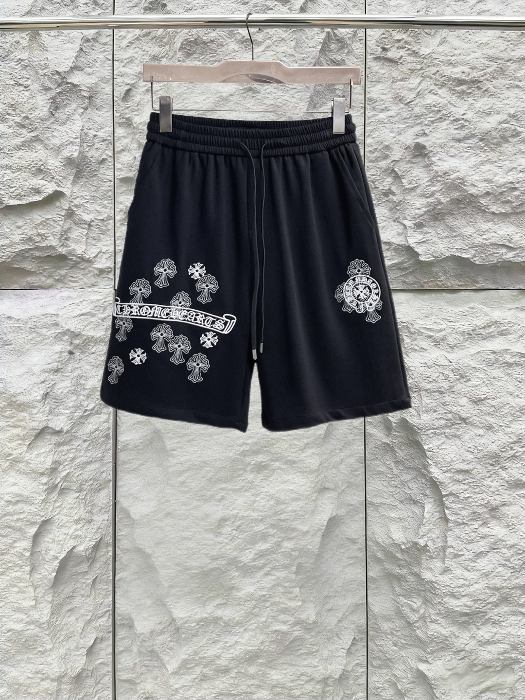 NO:846811,Chrome hearts are complete with three standards. The latest 2026 summer shorts are available at the counter. Original goods, fashionable imported original technical fabrics, upper body comfortable and breathable, original customized hardware accessories, handsome and stylish upper body, complete with three standards, recommended model, very high grade, purchasing code number M-3XL, maximum wearing capacity is 195 catties,, chrome hearts, shorts,19860909克罗心三标齐全. 2026夏季新款最新品短裤,专柜同步有售,原单狠货,时尚进口原版科技面料,上身舒适透气,原版定制五金辅料,上身帅气有型,三标齐全,推荐款,档次极高,代购级码数M-3XL,最大穿195斤,,chrome hearts,shorts,,Men's clothing