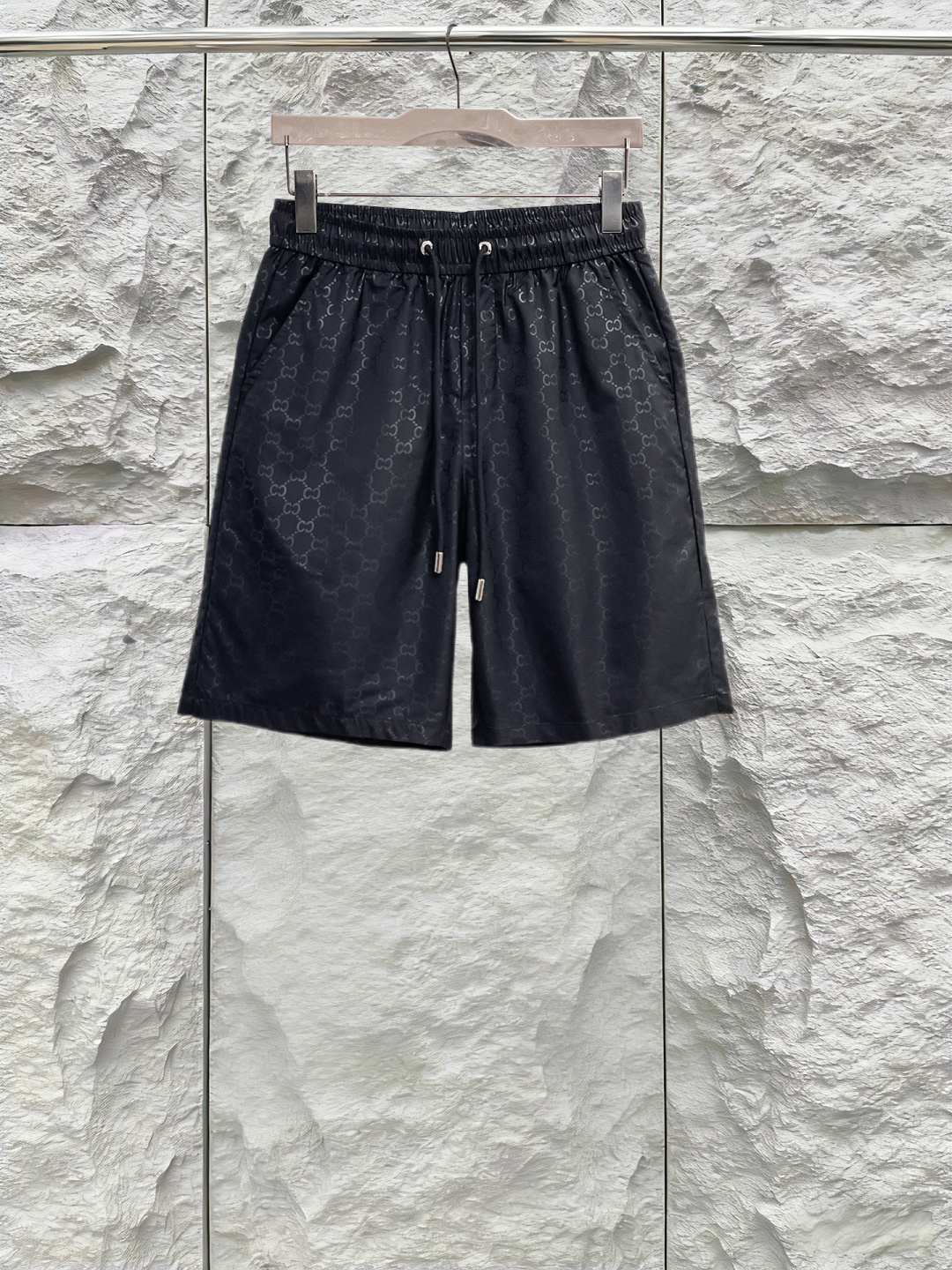 NO:846794,Gucci has all three standards. The latest 2026 summer shorts, available at counters, original goods, fashionable imported original technical fabrics, comfortable and breathable upper body, original customized hardware accessories, handsome and stylish upper body, complete three standards, recommended style, extremely high grade, purchasing grade code M-3XL, maximum wearing capacity is 195 catties,, gucci, shorts,19860909古驰 三标齐全. 2026夏季新款最新品短裤,专柜同步有售,原单狠货,时尚进口原版科技面料,上身舒适透气,原版定制五金辅料,上身帅气有型,三标齐全,推荐款,档次极高,代购级码数M-3XL,最大穿195斤,,gucci,shorts,,Men's clothing