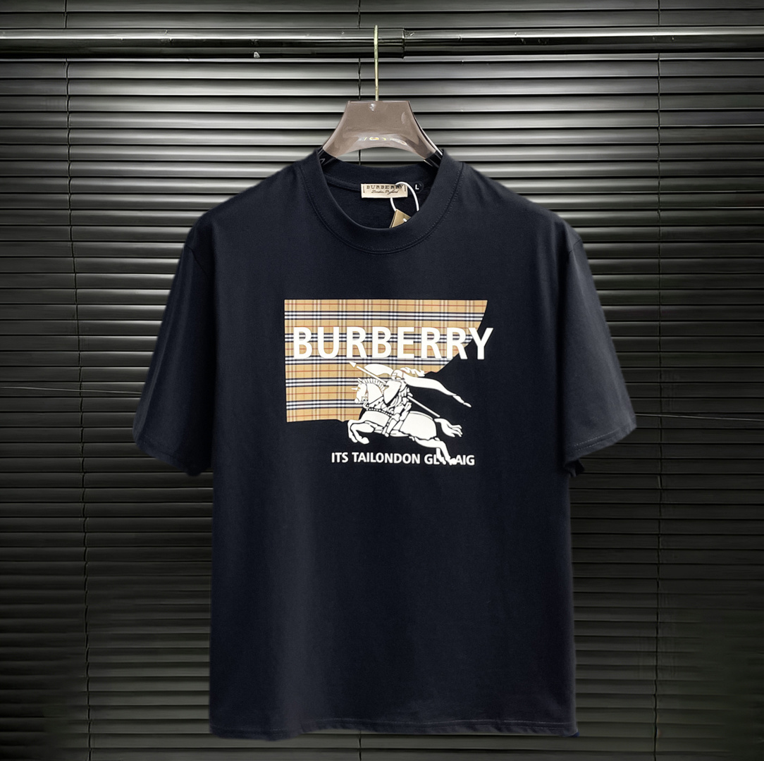 NO:848358,Burberry has all three labels. The latest 2026 summer short-sleeved short sleeves are available at the counter. Original goods, fashionable imported original technical fabrics, comfortable and breathable upper body, original customized hardware accessories, handsome and stylish upper body, complete with three labels, recommended style, extremely high grade, purchasing code number L-4XL, maximum wearing capacity is 195 catties,, burberry, T-shirt,19860909巴宝莉三标齐全. 2026夏季新款最新品短袖,专柜同步有售,原单狠货,时尚进口原版科技面料,上身舒适透气,原版定制五金辅料,上身帅气有型,三标齐全,推荐款,档次极高,代购级码数L-4XL,最大穿195斤,,burberry,T-shirt,,Men's clothing