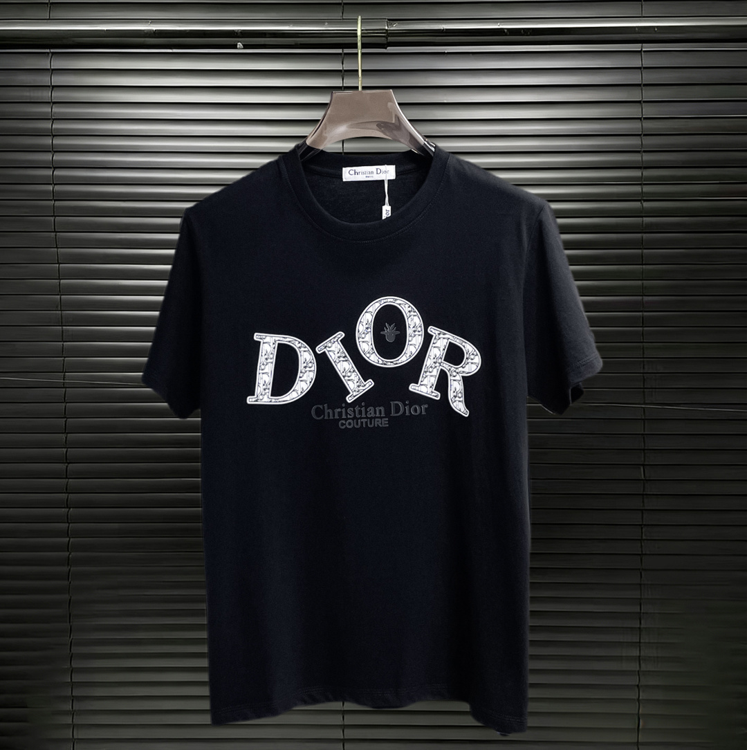 NO:848384,Dior has all three labels. The latest 2026 summer short-sleeved short sleeves are available at the counter. Original goods, fashionable imported original technical fabrics, comfortable and breathable upper body, original customized hardware accessories, handsome and stylish upper body, complete with three labels, recommended model, very high grade, purchasing code number L-4XL, maximum wearing capacity is 195 catties, dior, T-shirt,19860909迪奥三标齐全. 2026夏季新款最新品短袖,专柜同步有售,原单狠货,时尚进口原版科技面料,上身舒适透气,原版定制五金辅料,上身帅气有型,三标齐全,推荐款,档次极高,代购级码数L-4XL,最大穿195斤,,dior,T-shirt,,Men's clothing