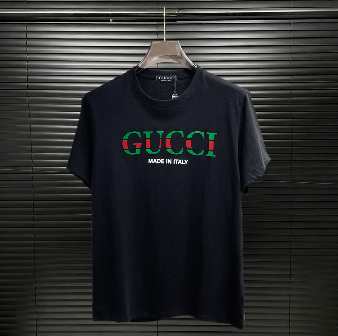 NO:848378,Gucci has all three standards. The latest 2026 summer short-sleeved short sleeves are available at the counter. Original goods, fashionable imported original technical fabrics, comfortable and breathable upper body, original customized hardware accessories, handsome and stylish upper body, complete three standards, recommended style, very high grade, purchasing code number L-4XL, maximum wearing capacity is 195 catties,, gucci, T-shirt,19860909古驰三标齐全. 2026夏季新款最新品短袖,专柜同步有售,原单狠货,时尚进口原版科技面料,上身舒适透气,原版定制五金辅料,上身帅气有型,三标齐全,推荐款,档次极高,代购级码数L-4XL,最大穿195斤,,gucci,T-shirt,,Men's clothing