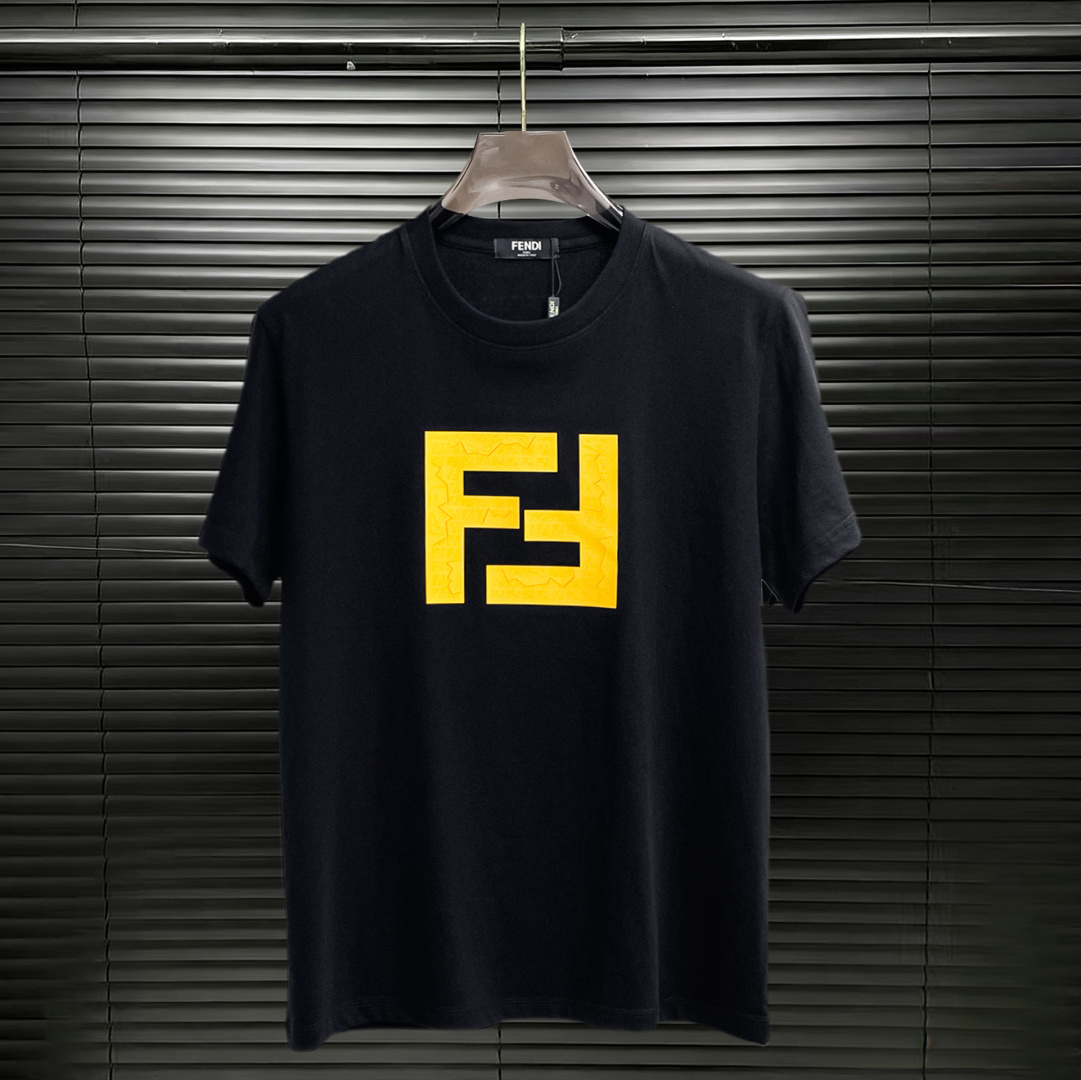 NO:848372,Fendi has all three labels. The latest 2026 summer short-sleeved short sleeves are available at the counter. The original order is very good. Fashionable imported original technical fabrics. The upper body is comfortable and breathable. Original customized hardware accessories. The upper body is handsome and stylish. All three labels are complete. Recommended model. Very high grade. Purchasing code number is L-4XL. Maximum wear is 195 pounds. Fendi, T-shirt.19860909芬迪三标齐全. 2026夏季新款最新品短袖,专柜同步有售,原单狠货,时尚进口原版科技面料,上身舒适透气,原版定制五金辅料,上身帅气有型,三标齐全,推荐款,档次极高,代购级码数L-4XL,最大穿195斤,,fendi,T-shirt,,Men's clothing