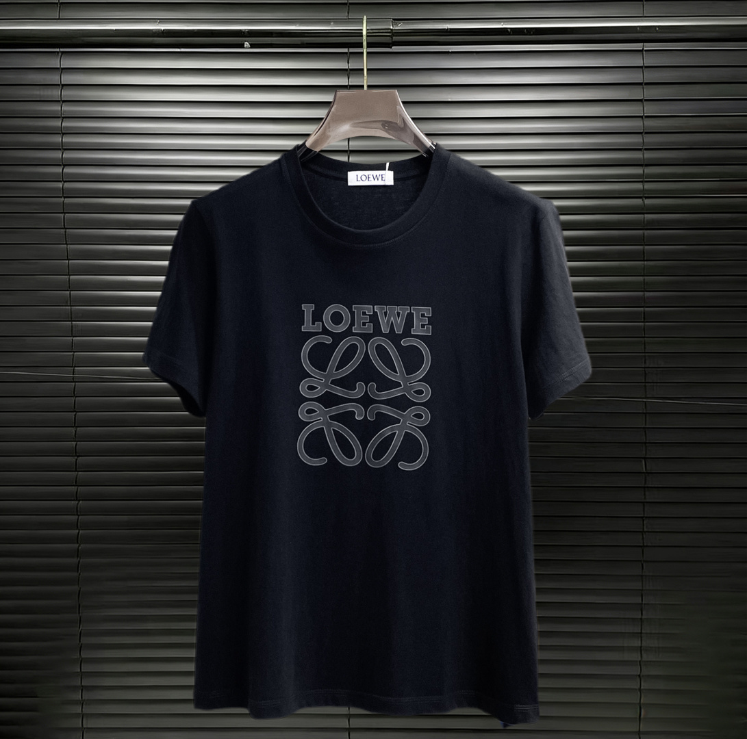 NO:848366,Loewe has all three labels. The latest 2026 summer short-sleeved short sleeves are available at the counter. The original order is very good. Fashionable imported original technical fabrics. The upper body is comfortable and breathable. The original customized hardware accessories. The upper body is handsome and stylish. The three labels are complete. Recommended model. The grade is very high. The purchasing code number is L-4XL. The maximum wearing capacity is 195 pounds. Loewe, T-shirt.19860909罗意威三标齐全. 2026夏季新款最新品短袖,专柜同步有售,原单狠货,时尚进口原版科技面料,上身舒适透气,原版定制五金辅料,上身帅气有型,三标齐全,推荐款,档次极高,代购级码数L-4XL,最大穿195斤,,loewe,T-shirt,,Men's clothing
