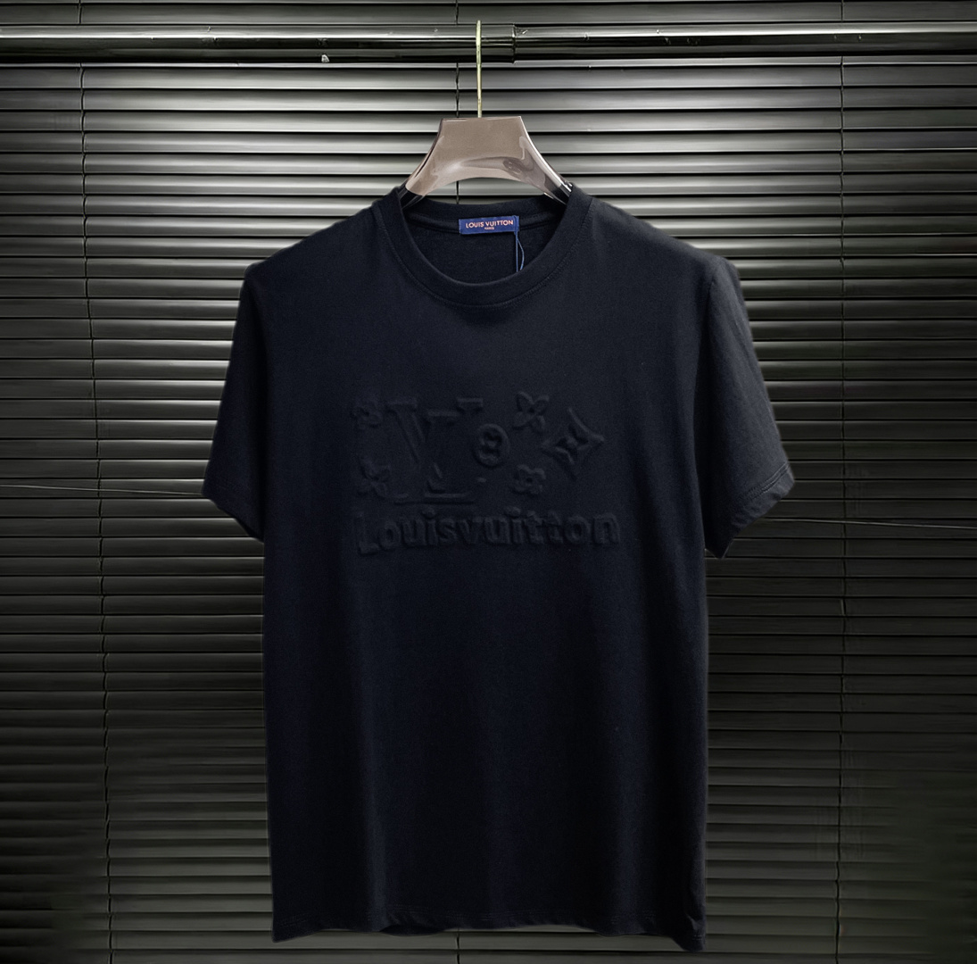 NO:848360,LV three labels are complete. 2026 summer new latest short-sleeved products, available at counters simultaneously, original goods, stylish imported original technical fabrics, comfortable and breathable upper body, original customized hardware accessories, handsome and stylish upper body, complete three labels, recommended style, extremely high grade, purchasing code number L-4XL, maximum wearing capacity is 195 catties, louis vuitton, T-shirt,19860909LV三标齐全. 2026夏季新款最新品短袖,专柜同步有售,原单狠货,时尚进口原版科技面料,上身舒适透气,原版定制五金辅料,上身帅气有型,三标齐全,推荐款,档次极高,代购级码数L-4XL,最大穿195斤,,louis vuitton,T-shirt,,Men's clothing