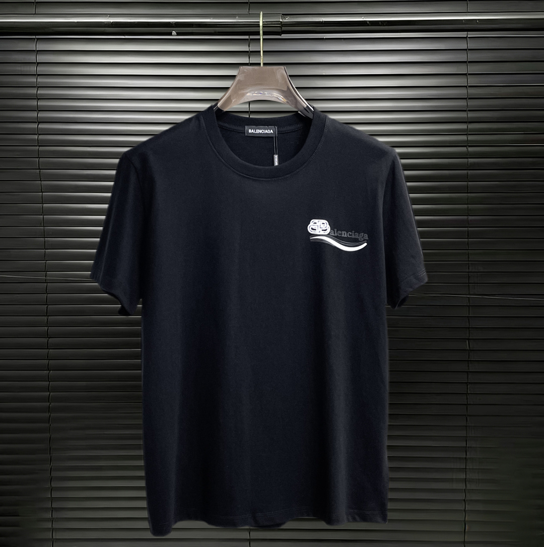 NO:848357,Balenciaga has all three standards. The latest 2026 summer short-sleeves are available at the counter. The original order is very good. Fashionable original imported technical fabrics. The upper body is comfortable and breathable. The original customized hardware accessories. The upper body is handsome and stylish. The three standards are complete. Recommended model. The grade is very high. The purchasing code number is L-4XL. The maximum wearing capacity is 195 catties., balenciaga, T-shirt,19860909巴黎世家三标齐全. 2026夏季新款最新品短袖,专柜同步有售,原单狠货,时尚进口原版科技面料,上身舒适透气,原版定制五金辅料,上身帅气有型,三标齐全,推荐款,档次极高,代购级码数L-4XL,最大穿195斤,,balenciaga,T-shirt,,Men's clothing