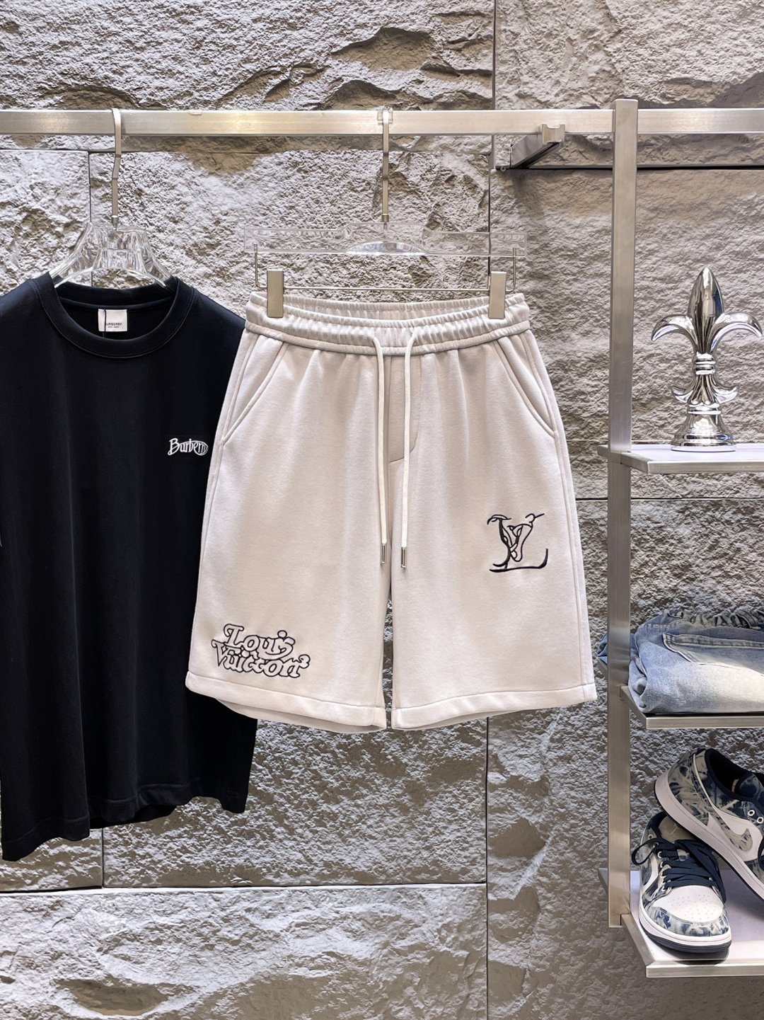 NO:848362,LV three-standard complete 2026 summer new men's casual shorts, advanced custom-made breathable fabrics, extremely breathable, elastic and comfortable, impeccable details, top-grade accessories, original logo design concept, delicate and soft feel!  The upper body fit is awesome!  Sizes M-XXXL, please state your height and weight when ordering,,louis vuitton,shorts,19860909LV 三标齐全 2026夏季新款男士休闲短裤,高级定制面料透气面料 透气弹力舒适度极高,细节无可挑剔,顶级辅料配备,原版logo设计理念,手感细腻柔软！上身版型超赞！尺码M-XXXL下单报身高体重,,louis vuitton,shorts,,Men's clothing