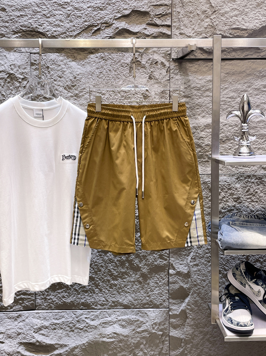 NO:848385,Burberry's three-standard complete 2026 new summer men's casual shorts, advanced custom-made breathable fabrics, extremely breathable, elastic and comfortable, impeccable details, top-grade accessories, original logo design concept, delicate and soft feel!  The upper body fit is awesome!  Sizes M-XXXL, please state your height and weight when ordering, burberry, shorts,19860909巴宝莉 三标齐全 2026夏季新款男士休闲短裤,高级定制面料透气面料 透气弹力舒适度极高,细节无可挑剔,顶级辅料配备,原版logo设计理念,手感细腻柔软！上身版型超赞！尺码M-XXXL下单报身高体重,,burberry,shorts,,Men's clothing