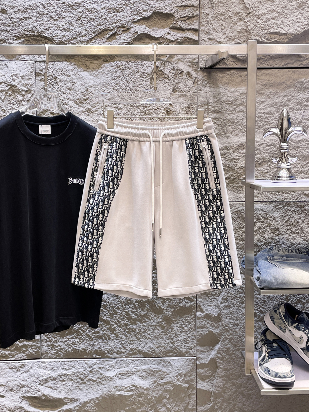 NO:848382,Dior's 2026 new summer men's casual shorts with three complete standards, advanced custom-made breathable fabrics, extremely breathable, elastic and comfortable, impeccable details, top-grade accessories, original logo design concept, delicate and soft feel!  The upper body fit is awesome!  For sizes M-XXXL, please state your height and weight when ordering, dior, shorts,19860909迪奥 三标齐全 2026夏季新款男士休闲短裤,高级定制面料透气面料 透气弹力舒适度极高,细节无可挑剔,顶级辅料配备,原版logo设计理念,手感细腻柔软！上身版型超赞！尺码M-XXXL下单报身高体重,,dior,shorts,,Men's clothing