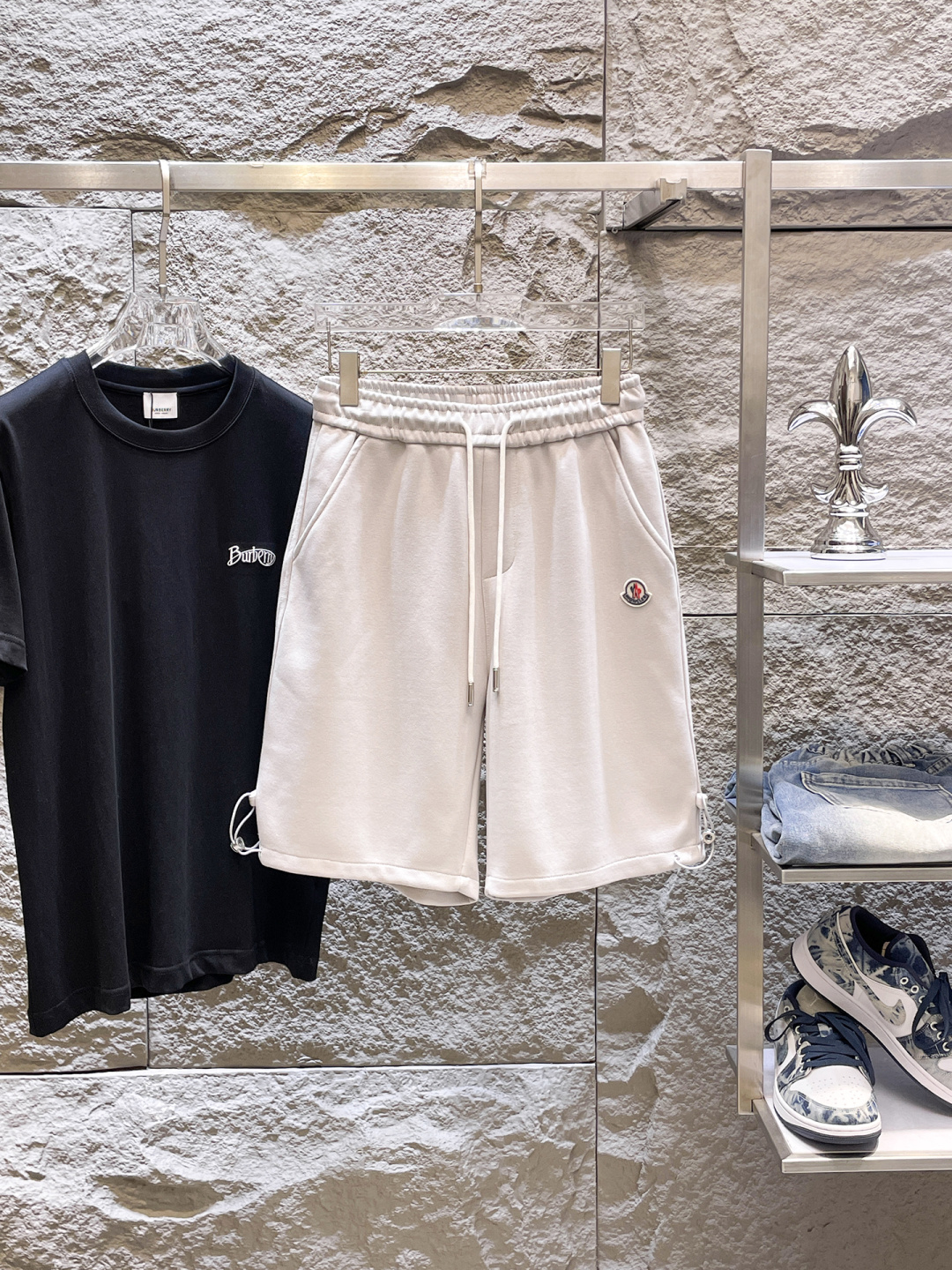 NO:848376,Mouth-mounted, complete with three standards, 2026 new summer men's casual shorts, advanced custom-made breathable fabrics, extremely breathable, elastic and comfortable, with impeccable details, top-grade accessories, original logo design concept, delicate and soft feel!  The upper body fit is awesome!  Sizes M-XXXL, please state your height and weight when ordering,,Moncler,shorts,19860909蒙口 三标齐全 2026夏季新款男士休闲短裤,高级定制面料透气面料 透气弹力舒适度极高,细节无可挑剔,顶级辅料配备,原版logo设计理念,手感细腻柔软！上身版型超赞！尺码M-XXXL下单报身高体重,,Moncler,shorts,,Men's clothing
