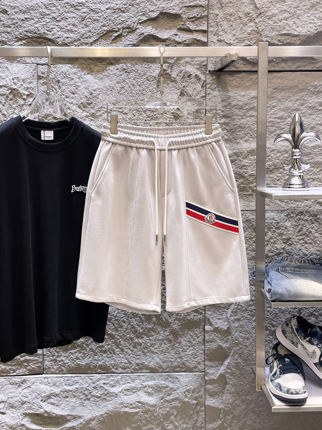 NO:848367,Mouth-mounted, complete with three standards, 2026 new summer men's casual shorts, advanced custom-made breathable fabrics, extremely breathable, elastic and comfortable, with impeccable details, top-grade accessories, original logo design concept, delicate and soft feel!  The upper body fit is awesome!  Sizes M-XXXL, please state your height and weight when ordering,,Moncler,shorts,19860909蒙口 三标齐全 2026夏季新款男士休闲短裤,高级定制面料透气面料 透气弹力舒适度极高,细节无可挑剔,顶级辅料配备,原版logo设计理念,手感细腻柔软！上身版型超赞！尺码M-XXXL下单报身高体重,,Moncler,shorts,,Men's clothing