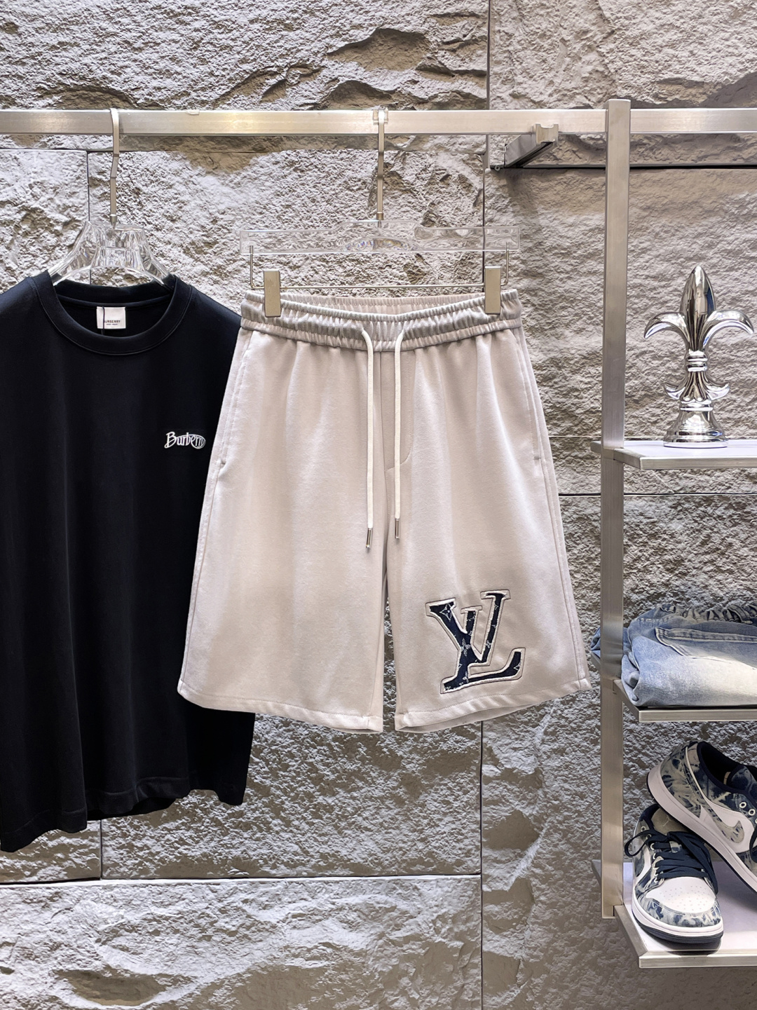 NO:848364,LV three-standard complete 2026 summer new men's casual shorts, advanced custom-made breathable fabrics, extremely breathable, elastic and comfortable, impeccable details, top-grade accessories, original logo design concept, delicate and soft feel!  The upper body fit is awesome!  Sizes M-XXXL, please state your height and weight when ordering,,louis vuitton,shorts,19860909LV 三标齐全 2026夏季新款男士休闲短裤,高级定制面料透气面料 透气弹力舒适度极高,细节无可挑剔,顶级辅料配备,原版logo设计理念,手感细腻柔软！上身版型超赞！尺码M-XXXL下单报身高体重,,louis vuitton,shorts,,Men's clothing