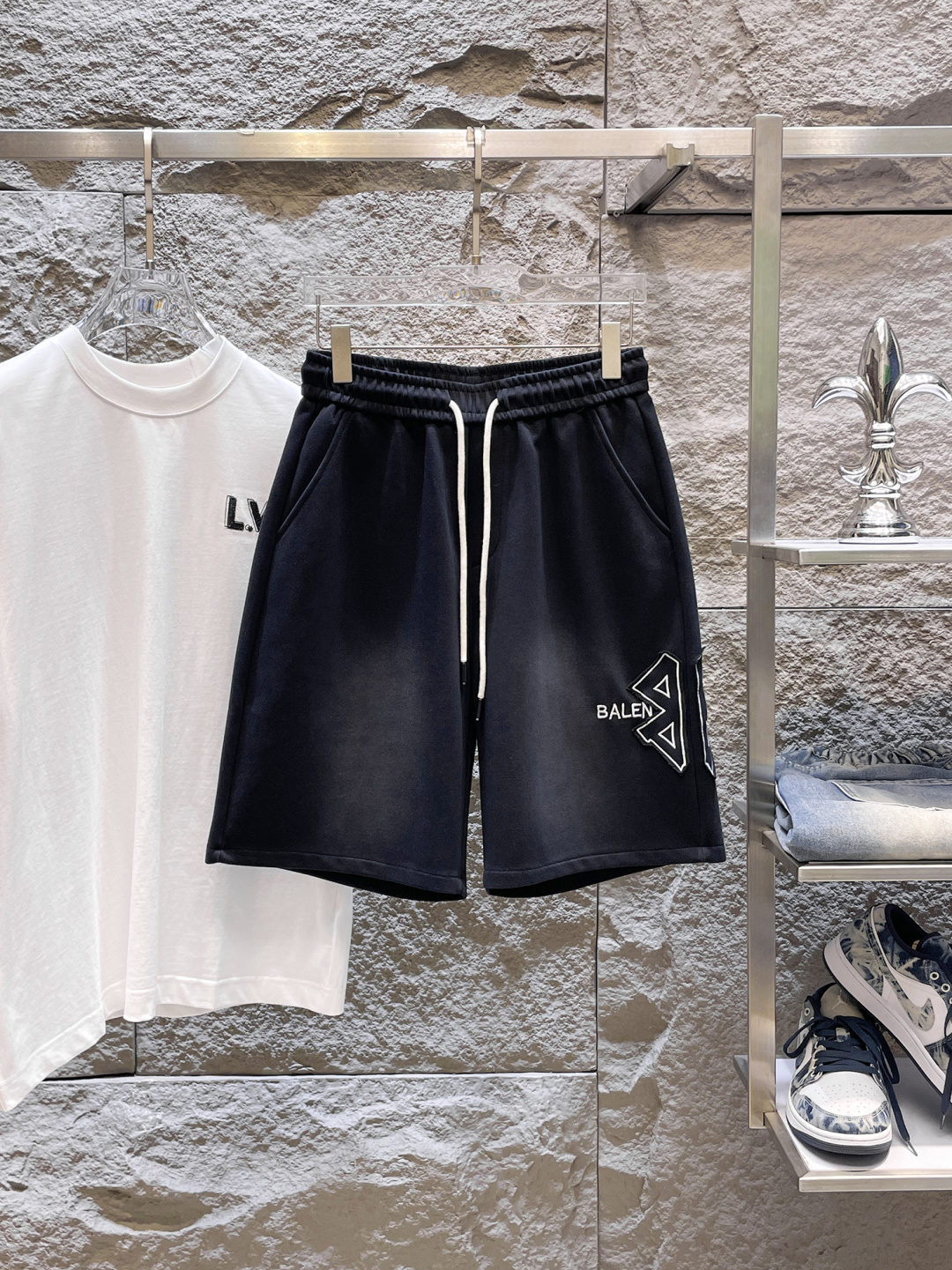 NO:848423,Balenciaga has all three standards. The latest 2026 summer shorts are available at the counter. The original order is very good. Fashionable original imported technical fabrics. The upper body is comfortable and breathable. Original customized hardware accessories. The upper body is handsome and stylish. All three standards are complete. Recommended model. Very high grade. Purchasing code number M-XXXL. Maximum wearing capacity is 195 catties., balenciaga, shorts,19860909巴黎世家三标齐全. 2026夏季新款最新品短裤,专柜同步有售,原单狠货,时尚进口原版科技面料,上身舒适透气,原版定制五金辅料,上身帅气有型,三标齐全,推荐款,档次极高,代购级码数M-XXXL,最大穿195斤,,balenciaga,shorts,,Men's clothing