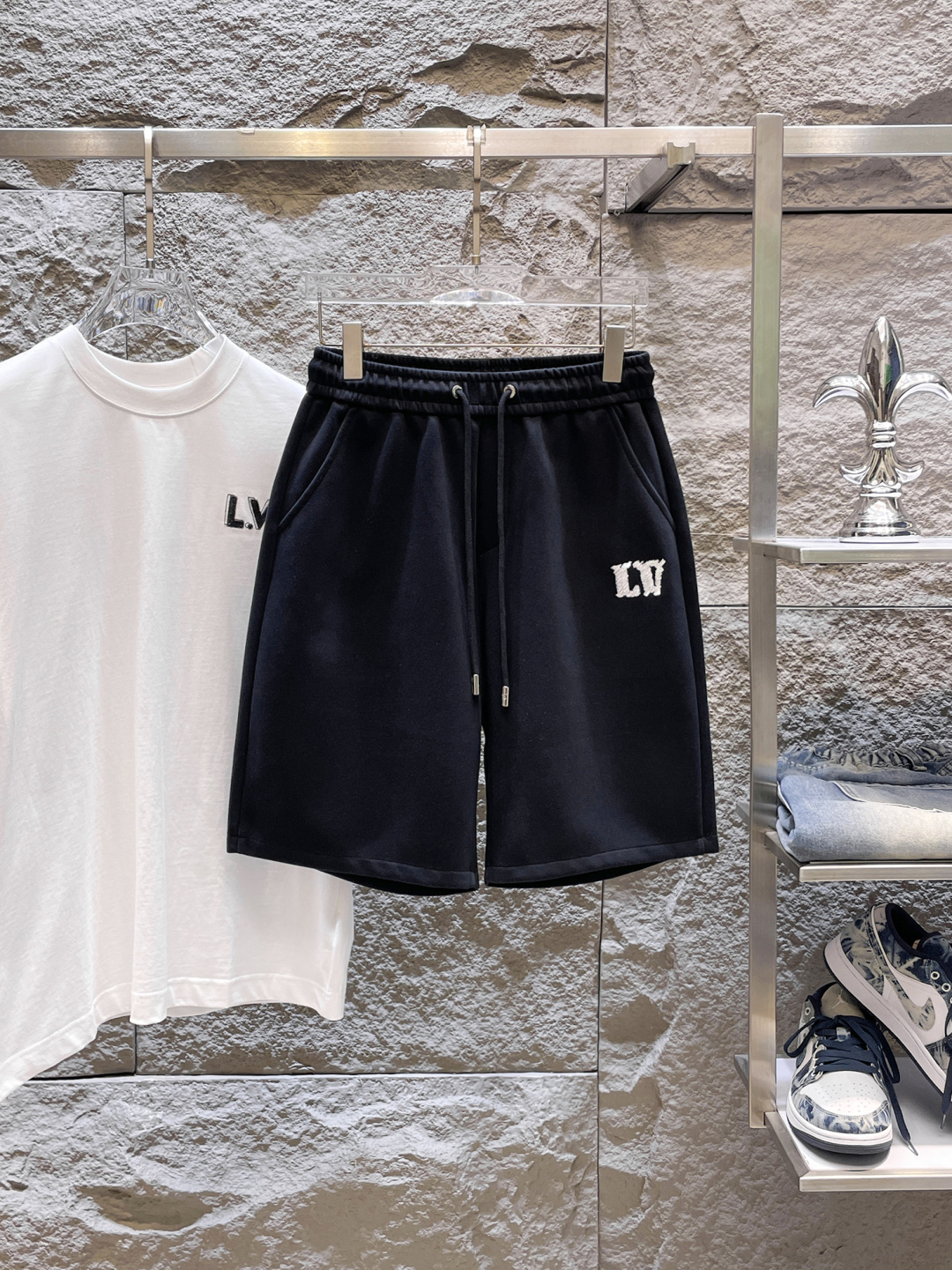 NO:848416,LV three labels are complete. The latest 2026 summer shorts are available at the counter at the same time. Original goods, fashionable original imported technical fabrics, comfortable and breathable upper body, original customized hardware accessories, handsome and stylish upper body, complete three labels, recommended model, extremely high grade, purchasing code number M-XXXL, maximum wearing capacity is 195 catties, louis vuitton, shorts,19860909LV三标齐全. 2026夏季新款最新品短裤,专柜同步有售,原单狠货,时尚进口原版科技面料,上身舒适透气,原版定制五金辅料,上身帅气有型,三标齐全,推荐款,档次极高,代购级码数M-XXXL,最大穿195斤,,louis vuitton,shorts,,Men's clothing