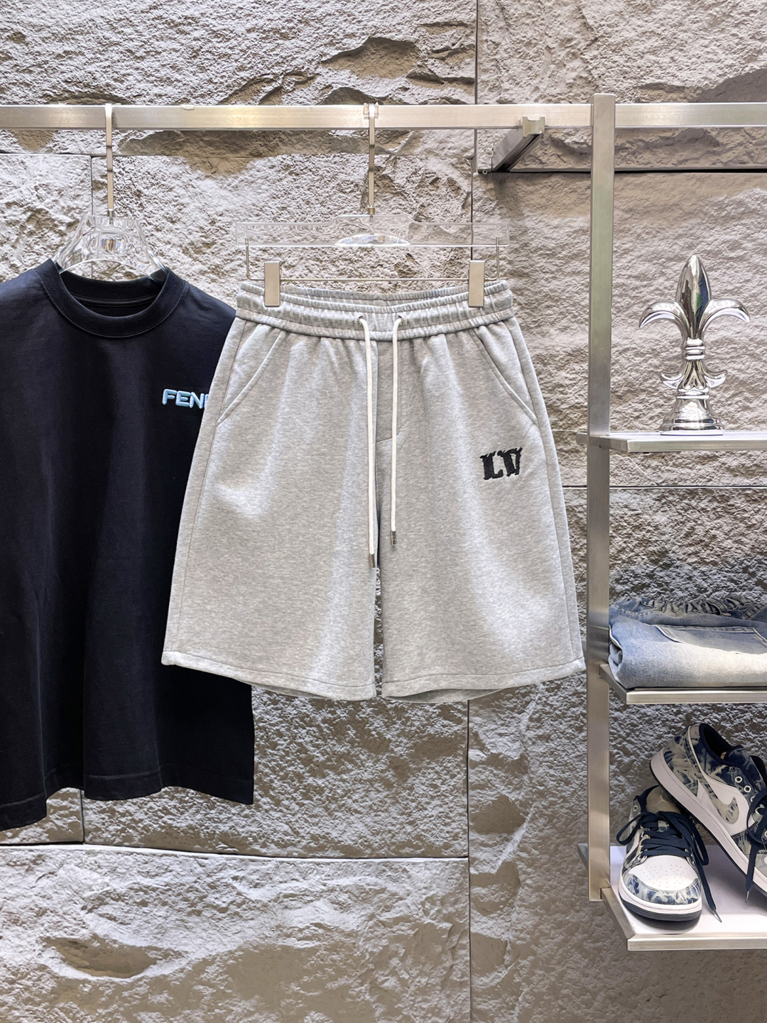 NO:848413,LV three labels are complete. The latest 2026 summer shorts are available at the counter at the same time. Original goods, fashionable original imported technical fabrics, comfortable and breathable upper body, original customized hardware accessories, handsome and stylish upper body, complete three labels, recommended model, extremely high grade, purchasing code number M-XXXL, maximum wearing capacity is 195 catties, louis vuitton, shorts,19860909LV三标齐全. 2026夏季新款最新品短裤,专柜同步有售,原单狠货,时尚进口原版科技面料,上身舒适透气,原版定制五金辅料,上身帅气有型,三标齐全,推荐款,档次极高,代购级码数M-XXXL,最大穿195斤,,louis vuitton,shorts,,Men's clothing
