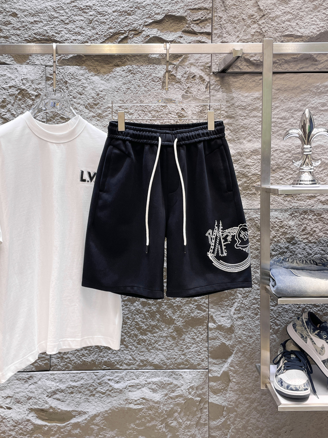 NO:848410,The latest 2026 summer shorts are available at the counter. The original goods are made from fashionable imported original technical fabrics. The upper body is comfortable and breathable. The original customized hardware accessories make the upper body handsome and stylish. The three standards are complete. Recommended model. The grade is very high. The purchasing code is M-XXXL. The maximum wearing capacity is 195 pounds. Moncler shorts.19860909蒙口三标齐全. 2026夏季新款最新品短裤,专柜同步有售,原单狠货,时尚进口原版科技面料,上身舒适透气,原版定制五金辅料,上身帅气有型,三标齐全,推荐款,档次极高,代购级码数M-XXXL,最大穿195斤,,Moncler,shorts,,Men's clothing