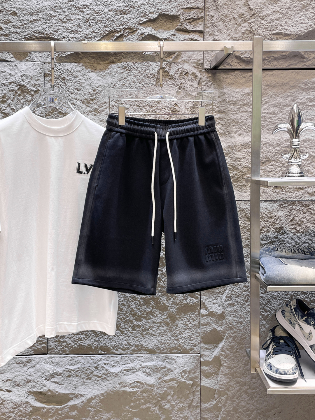 NO:848407,MIUMIU has all three standards. The latest 2026 summer shorts are available at the counter simultaneously. They are original goods, fashionable imported original technical fabrics, the upper body is comfortable and breathable, original customized hardware accessories, the upper body is handsome and stylish, all three standards are complete, recommended style, very high grade, purchasing code number M-XXXL, maximum wearing capacity is 195 catties,,miumiu,shorts,19860909MIUMIU 三标齐全. 2026夏季新款最新品短裤,专柜同步有售,原单狠货,时尚进口原版科技面料,上身舒适透气,原版定制五金辅料,上身帅气有型,三标齐全,推荐款,档次极高,代购级码数M-XXXL,最大穿195斤,,miumiu,shorts,,Men's clothing