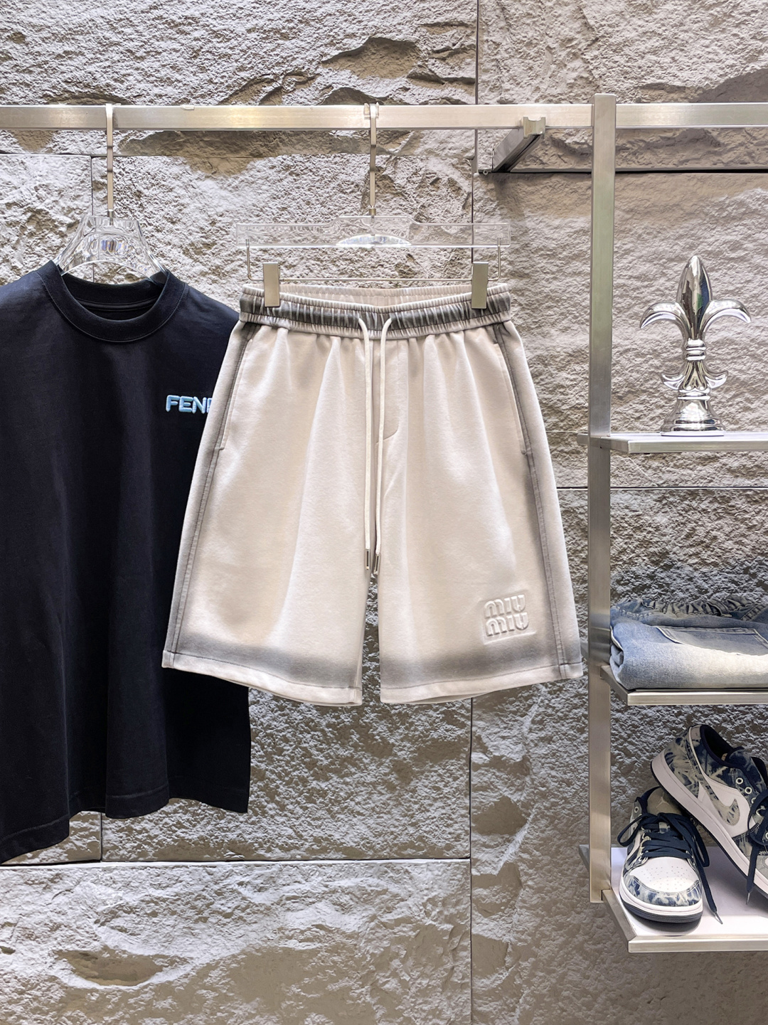 NO:848406,MIUMIU has three complete standards. The latest 2026 summer shorts are available at the counter. The original order is very good. The original fashionable imported technical fabrics. The upper body is comfortable and breathable. The original customized hardware accessories. The upper body is handsome and stylish. The three standards are complete. Recommended model. The grade is very high. The code number for purchasing is M-XXXL. The maximum wearing capacity is 195 pounds. miumiu, shorts,19860909MIUMIU三标齐全. 2026夏季新款最新品短裤,专柜同步有售,原单狠货,时尚进口原版科技面料,上身舒适透气,原版定制五金辅料,上身帅气有型,三标齐全,推荐款,档次极高,代购级码数M-XXXL,最大穿195斤,,miumiu,shorts,,Men's clothing