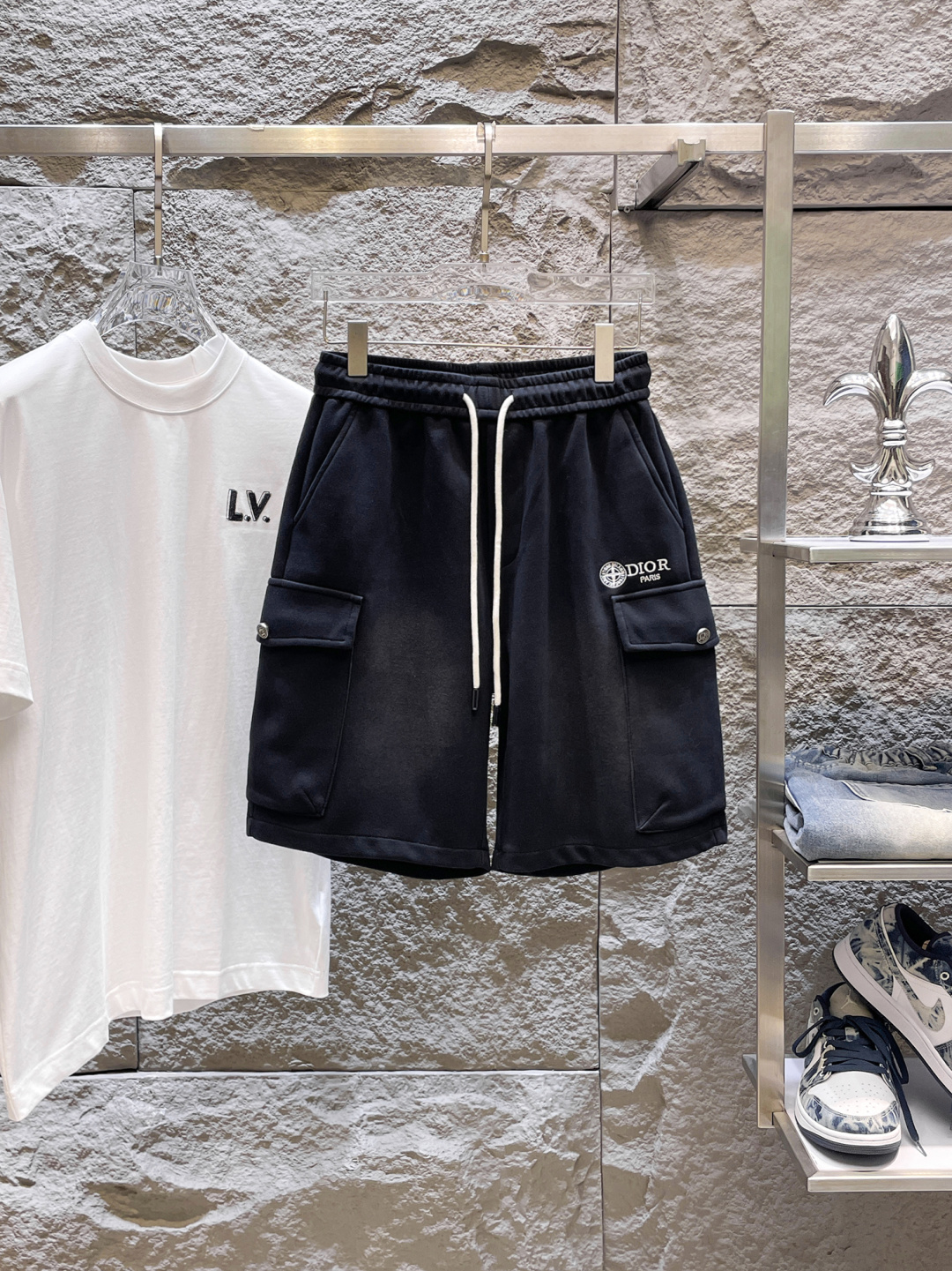 NO:848402,Dior has all three labels. The latest 2026 summer shorts, available at counters, original order, fashionable imported original technical fabrics, comfortable and breathable upper body, original customized hardware accessories, handsome and stylish upper body, complete with three labels, recommended style, extremely high grade, purchasing code number M-XXXL, maximum wearing capacity is 195 catties,, dior, shorts,19860909迪奥三标齐全. 2026夏季新款最新品短裤,专柜同步有售,原单狠货,时尚进口原版科技面料,上身舒适透气,原版定制五金辅料,上身帅气有型,三标齐全,推荐款,档次极高,代购级码数M-XXXL,最大穿195斤,,dior,shorts,,Men's clothing