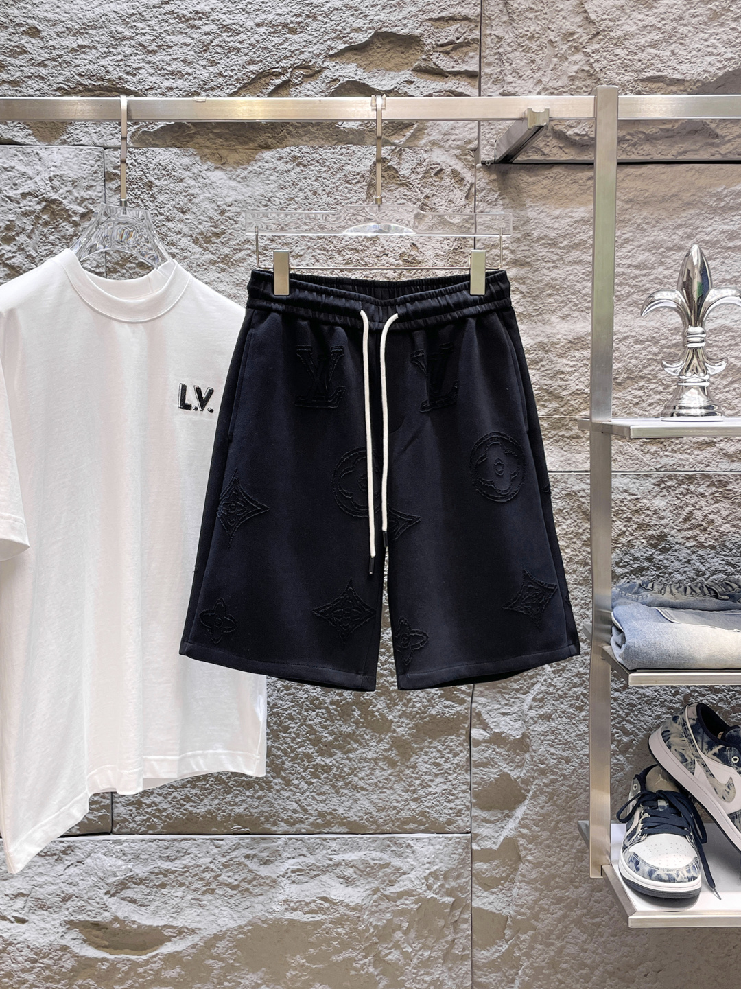 NO:848400,LV three labels are complete. The latest 2026 summer shorts are available at the counter at the same time. Original goods, fashionable original imported technical fabrics, comfortable and breathable upper body, original customized hardware accessories, handsome and stylish upper body, complete three labels, recommended model, extremely high grade, purchasing code number M-XXXL, maximum wearing capacity is 195 catties, louis vuitton, shorts,19860909LV三标齐全. 2026夏季新款最新品短裤,专柜同步有售,原单狠货,时尚进口原版科技面料,上身舒适透气,原版定制五金辅料,上身帅气有型,三标齐全,推荐款,档次极高,代购级码数M-XXXL,最大穿195斤,,louis vuitton,shorts,,Men's clothing