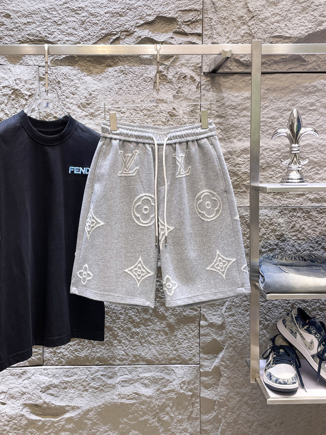 NO:848398,LV three labels are complete. The latest 2026 summer shorts are available at the counter at the same time. Original goods, fashionable original imported technical fabrics, comfortable and breathable upper body, original customized hardware accessories, handsome and stylish upper body, complete three labels, recommended model, extremely high grade, purchasing code number M-XXXL, maximum wearing capacity is 195 catties, louis vuitton, shorts,19860909LV三标齐全. 2026夏季新款最新品短裤,专柜同步有售,原单狠货,时尚进口原版科技面料,上身舒适透气,原版定制五金辅料,上身帅气有型,三标齐全,推荐款,档次极高,代购级码数M-XXXL,最大穿195斤,,louis vuitton,shorts,,Men's clothing