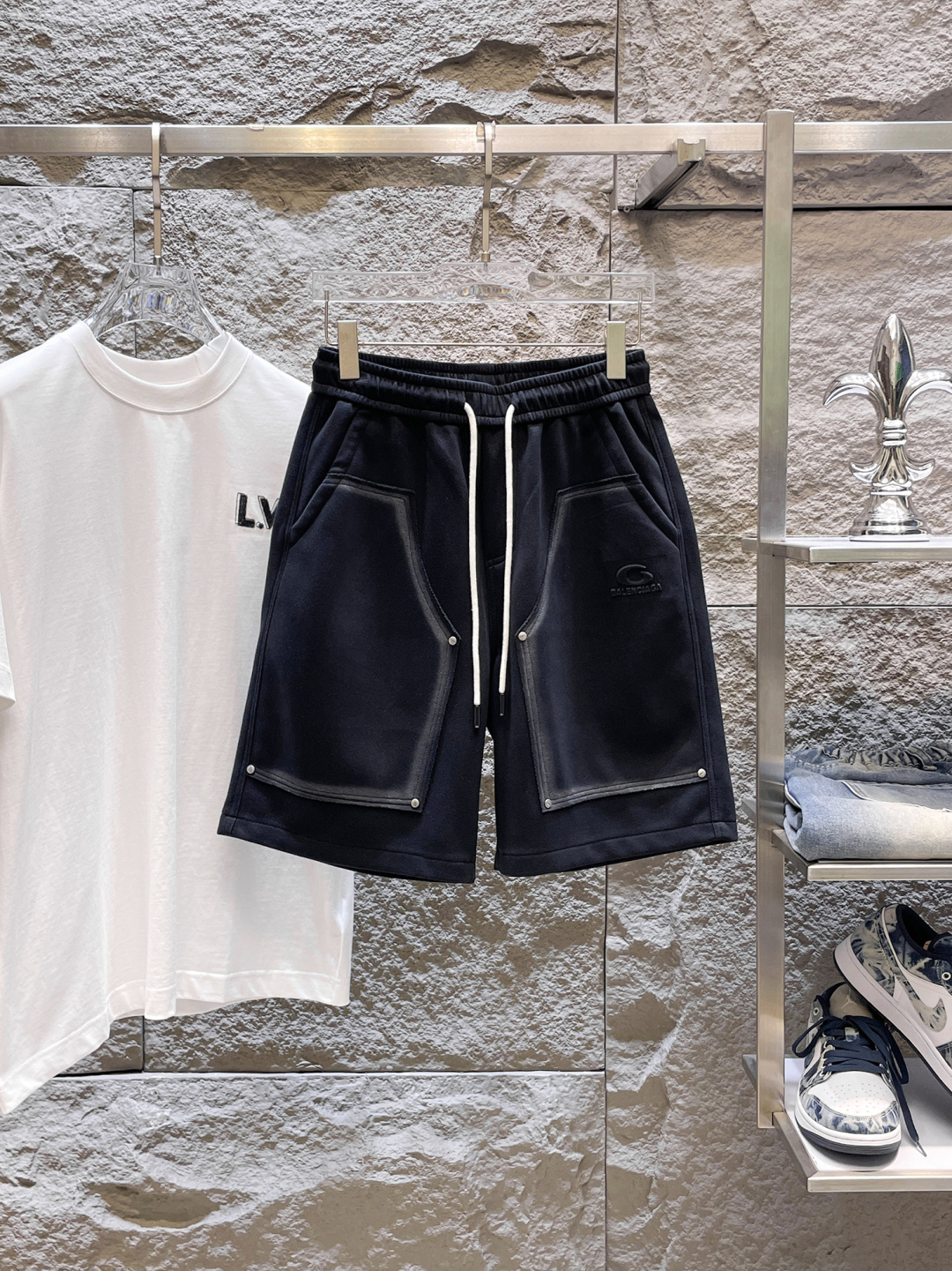 NO:848396,Balenciaga has all three standards. The latest 2026 summer shorts are available at the counter. The original order is very good. Fashionable original imported technical fabrics. The upper body is comfortable and breathable. Original customized hardware accessories. The upper body is handsome and stylish. All three standards are complete. Recommended model. Very high grade. Purchasing code number M-XXXL. Maximum wearing capacity is 195 catties., balenciaga, shorts,19860909巴黎世家三标齐全. 2026夏季新款最新品短裤,专柜同步有售,原单狠货,时尚进口原版科技面料,上身舒适透气,原版定制五金辅料,上身帅气有型,三标齐全,推荐款,档次极高,代购级码数M-XXXL,最大穿195斤,,balenciaga,shorts,,Men's clothing