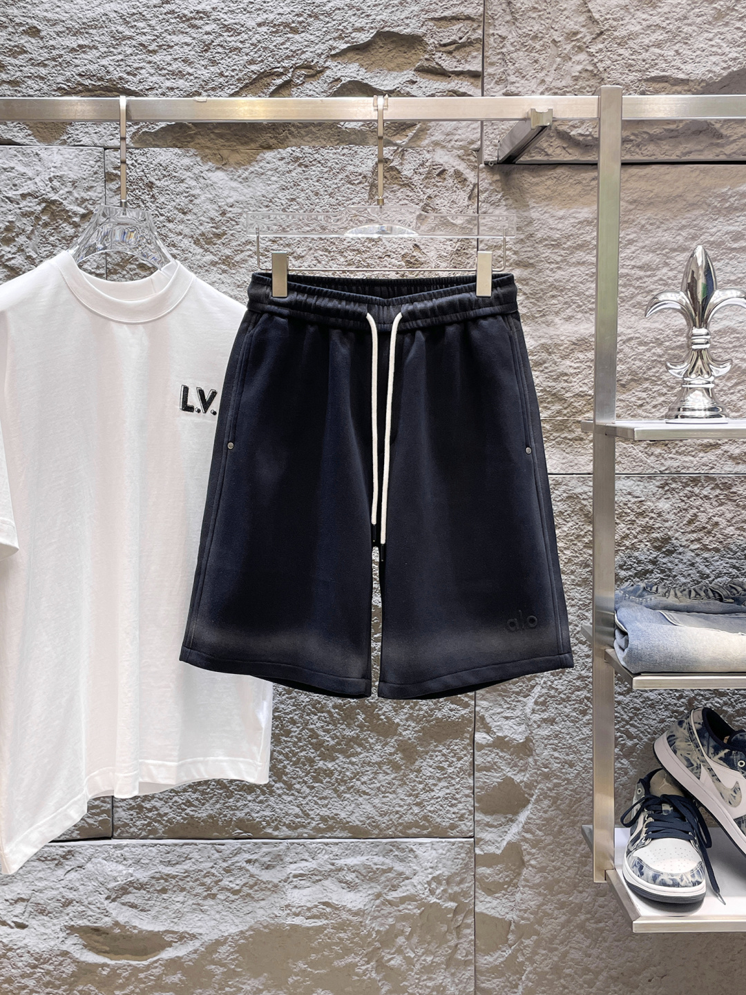 NO:848394,alo has all three standards. 2026 summer new and latest shorts, available at counters simultaneously, original goods, stylish imported original technical fabrics, comfortable and breathable upper body, original customized hardware accessories, handsome and stylish upper body, complete with three standards, recommended style, extremely high grade, purchasing code number M-XXXL, maximum wearing capacity is 195 catties,,shorts,19860909alo 三标齐全. 2026夏季新款最新品短裤,专柜同步有售,原单狠货,时尚进口原版科技面料,上身舒适透气,原版定制五金辅料,上身帅气有型,三标齐全,推荐款,档次极高,代购级码数M-XXXL,最大穿195斤,,shorts,,Men's clothing