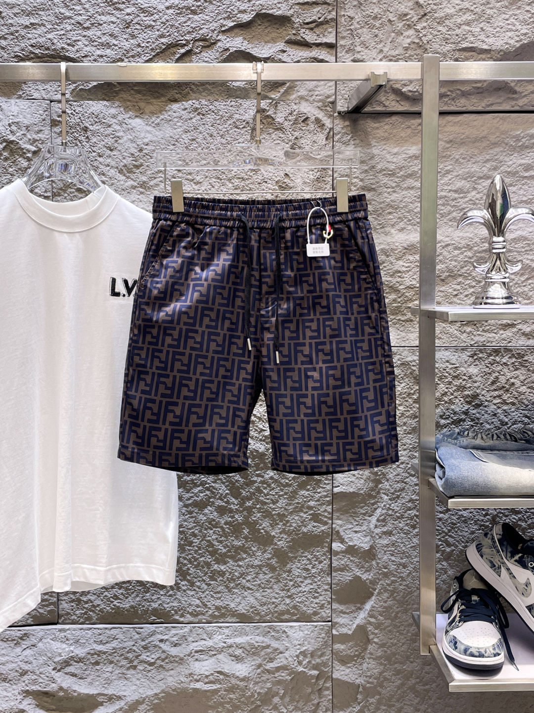 NO:848390,Fendi has all three labels. The latest 2026 summer shorts are available at the counter. The original order is very good. Fashionable imported original technical fabrics. The upper body is comfortable and breathable. Original customized hardware accessories. The upper body is handsome and stylish. All three labels are complete. Recommended model. The grade is very high. The code number for purchasing is M-XXXL. The maximum wearing capacity is 195 pounds. Fendi shorts.19860909芬迪三标齐全. 2026夏季新款最新品短裤,专柜同步有售,原单狠货,时尚进口原版科技面料,上身舒适透气,原版定制五金辅料,上身帅气有型,三标齐全,推荐款,档次极高,代购级码数M-XXXL,最大穿195斤,,fendi,shorts,,Men's clothing