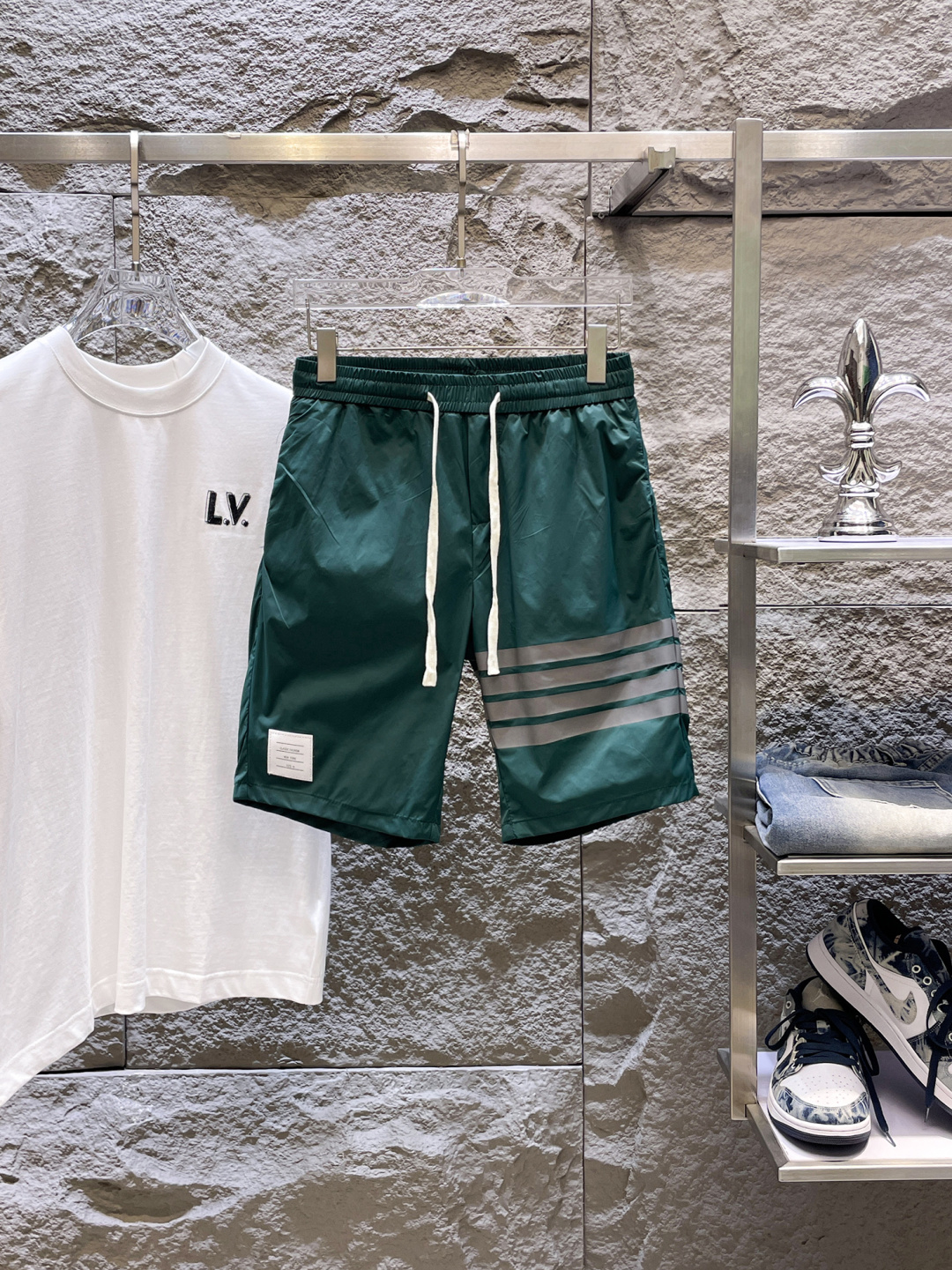 NO:848388,TB three standards are complete. The latest 2026 summer shorts are available at the counter at the same time. Original order, fashionable imported original technical fabrics, upper body comfortable and breathable, original customized hardware accessories, handsome and stylish upper body, three standards complete, recommended style, extremely high grade, purchasing code number M-XXXL, maximum wearing capacity is 195 catties,,shorts,19860909TB三标齐全. 2026夏季新款最新品短裤,专柜同步有售,原单狠货,时尚进口原版科技面料,上身舒适透气,原版定制五金辅料,上身帅气有型,三标齐全,推荐款,档次极高,代购级码数M-XXXL,最大穿195斤,,shorts,,Men's clothing