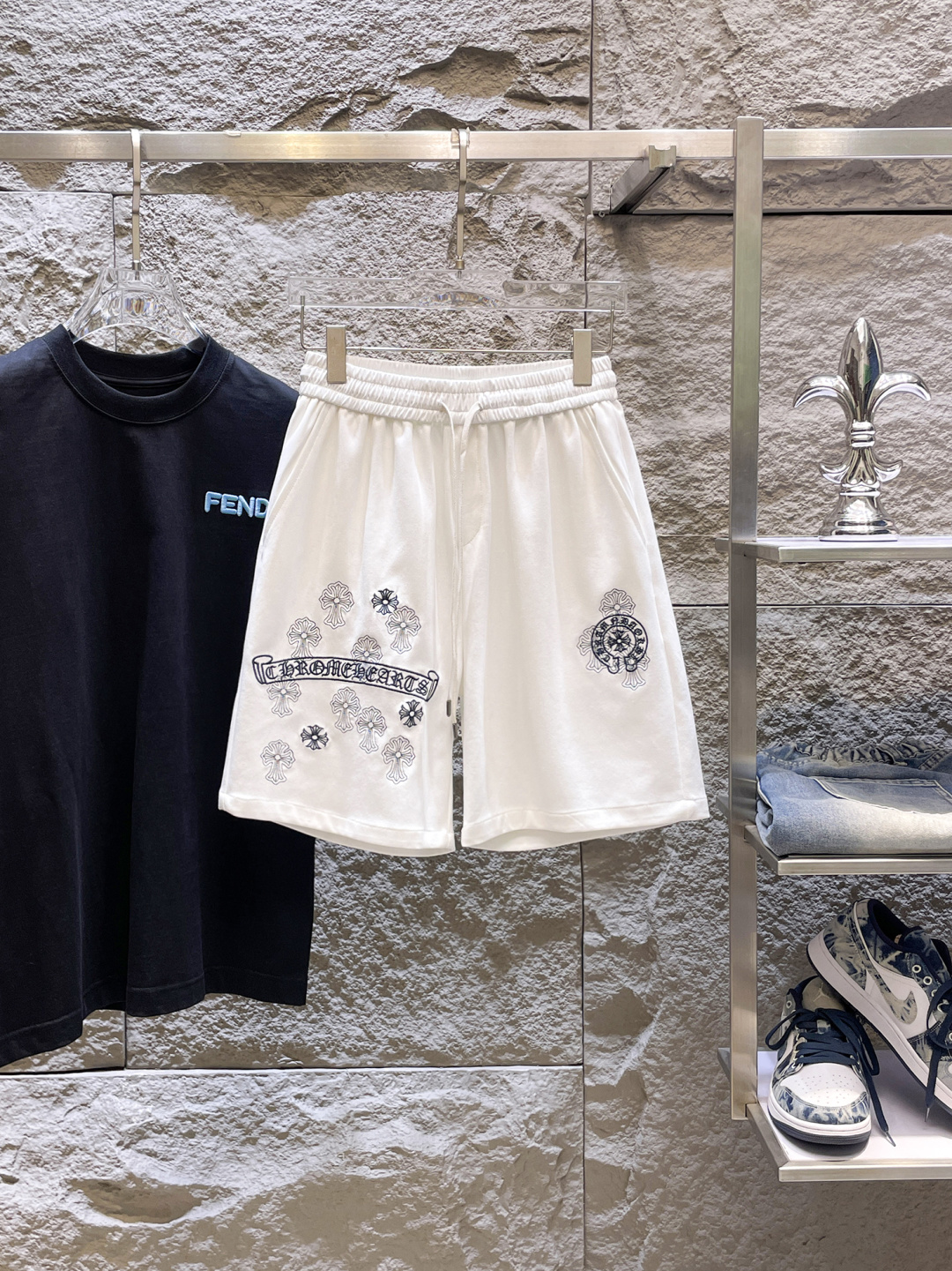 NO:848387,Chrome hearts are complete with three standards. The latest 2026 summer shorts are available at the counter at the same time. Original goods, fashionable imported original technical fabrics, upper body comfortable and breathable, original customized hardware accessories, handsome and stylish upper body, complete with three standards, recommended style, extremely high grade, purchasing code number M-XXXL, maximum wearing capacity is 195 catties, chrome hearts, shorts,19860909克罗心三标齐全. 2026夏季新款最新品短裤,专柜同步有售,原单狠货,时尚进口原版科技面料,上身舒适透气,原版定制五金辅料,上身帅气有型,三标齐全,推荐款,档次极高,代购级码数M-XXXL,最大穿195斤,,chrome hearts,shorts,,Men's clothing