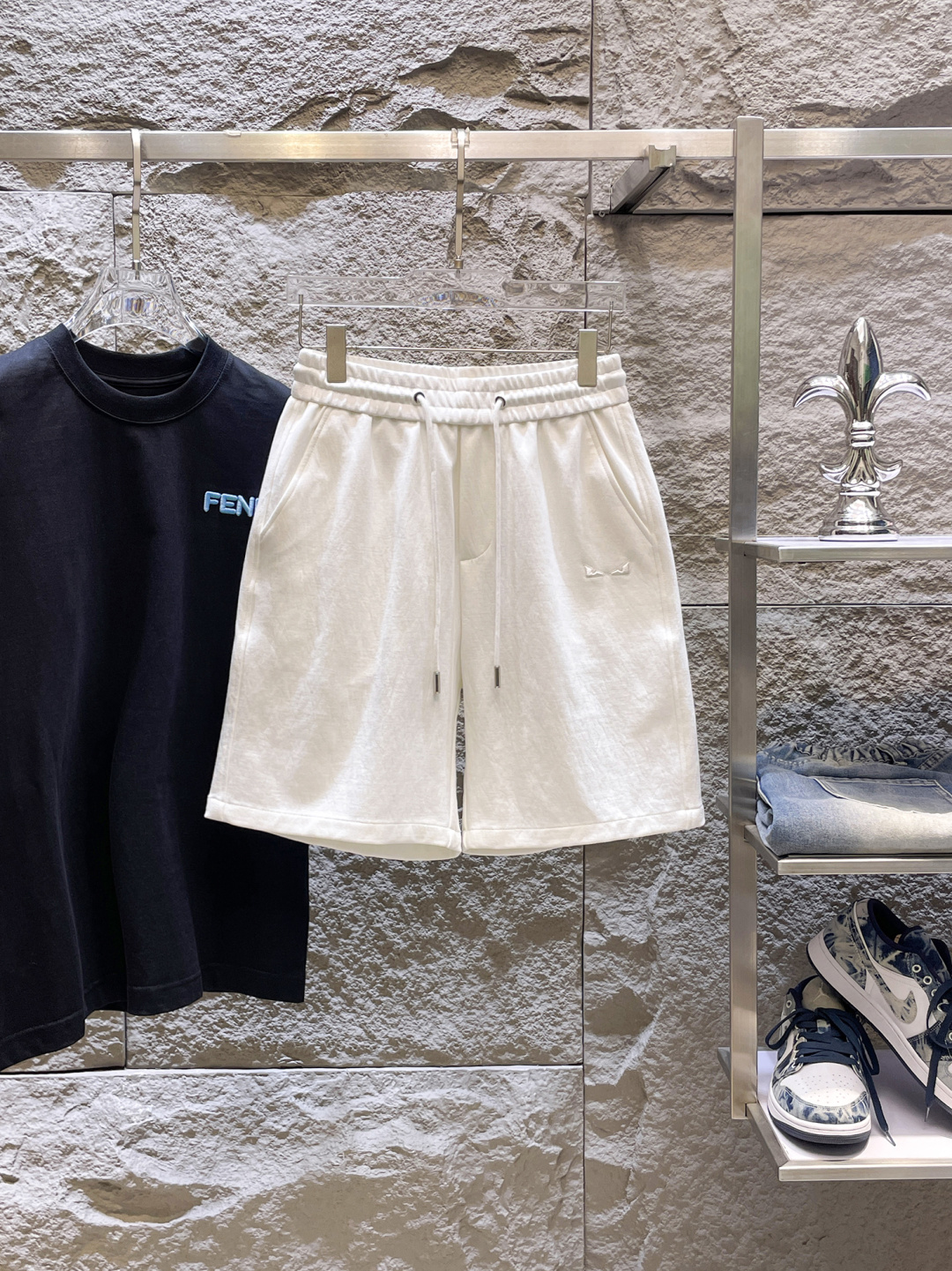 NO:848383,Fendi has all three labels. The latest 2026 summer shorts are available at the counter. The original order is very good. Fashionable imported original technical fabrics. The upper body is comfortable and breathable. Original customized hardware accessories. The upper body is handsome and stylish. All three labels are complete. Recommended model. The grade is very high. The code number for purchasing is M-XXXL. The maximum wearing capacity is 195 pounds. Fendi shorts.19860909芬迪三标齐全. 2026夏季新款最新品短裤,专柜同步有售,原单狠货,时尚进口原版科技面料,上身舒适透气,原版定制五金辅料,上身帅气有型,三标齐全,推荐款,档次极高,代购级码数M-XXXL,最大穿195斤,,fendi,shorts,,Men's clothing