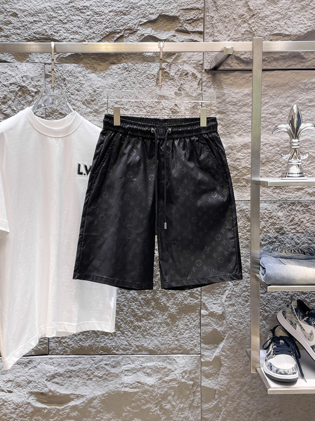 NO:848380,LV three-standard complete 2026 summer new men's casual shorts, advanced custom-made breathable fabrics, extremely breathable, elastic and comfortable, impeccable details, top-grade accessories, original logo design concept, delicate and soft feel!  The upper body fit is awesome!  Sizes M-XXXL, please state your height and weight when ordering,,louis vuitton,shorts,19860909LV 三标齐全 2026夏季新款男士休闲短裤,高级定制面料透气面料 透气弹力舒适度极高,细节无可挑剔,顶级辅料配备,原版logo设计理念,手感细腻柔软！上身版型超赞！尺码M-XXXL下单报身高体重,,louis vuitton,shorts,,Men's clothing