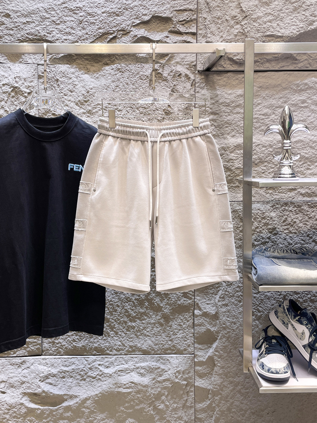 NO:848374,Balenciaga has all three standards. The latest 2026 summer shorts are available at the counter. The original order is very good. Fashionable original imported technical fabrics. The upper body is comfortable and breathable. Original customized hardware accessories. The upper body is handsome and stylish. All three standards are complete. Recommended model. Very high grade. Purchasing code number M-XXXL. Maximum wearing capacity is 195 catties., balenciaga, shorts,19860909巴黎世家三标齐全. 2026夏季新款最新品短裤,专柜同步有售,原单狠货,时尚进口原版科技面料,上身舒适透气,原版定制五金辅料,上身帅气有型,三标齐全,推荐款,档次极高,代购级码数M-XXXL,最大穿195斤,,balenciaga,shorts,,Men's clothing