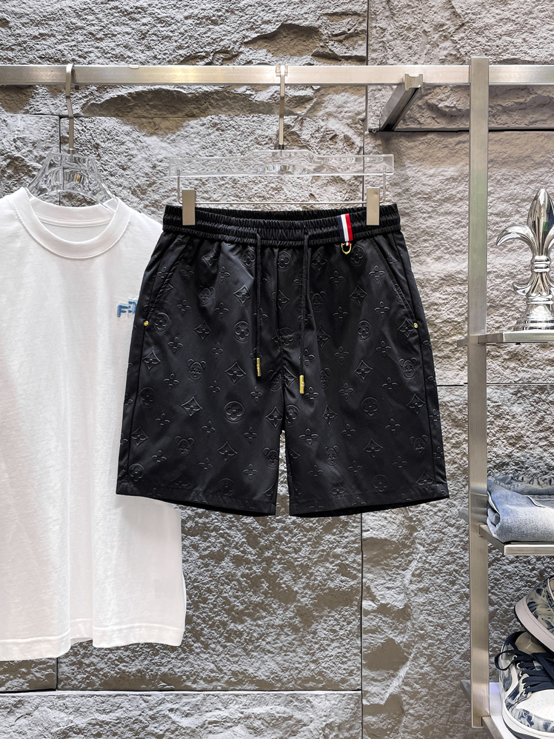 NO:848411,LV three-standard complete 2026 summer new men's casual shorts, advanced custom-made breathable fabrics, extremely breathable, elastic and comfortable, impeccable details, top-grade accessories, original logo design concept, delicate and soft feel!  The upper body fit is awesome!  Sizes M-XXXL, please state your height and weight when ordering,,louis vuitton,shorts,19860909LV 三标齐全 2026夏季新款男士休闲短裤,高级定制面料透气面料 透气弹力舒适度极高,细节无可挑剔,顶级辅料配备,原版logo设计理念,手感细腻柔软！上身版型超赞！尺码M-XXXL下单报身高体重,,louis vuitton,shorts,,Men's clothing