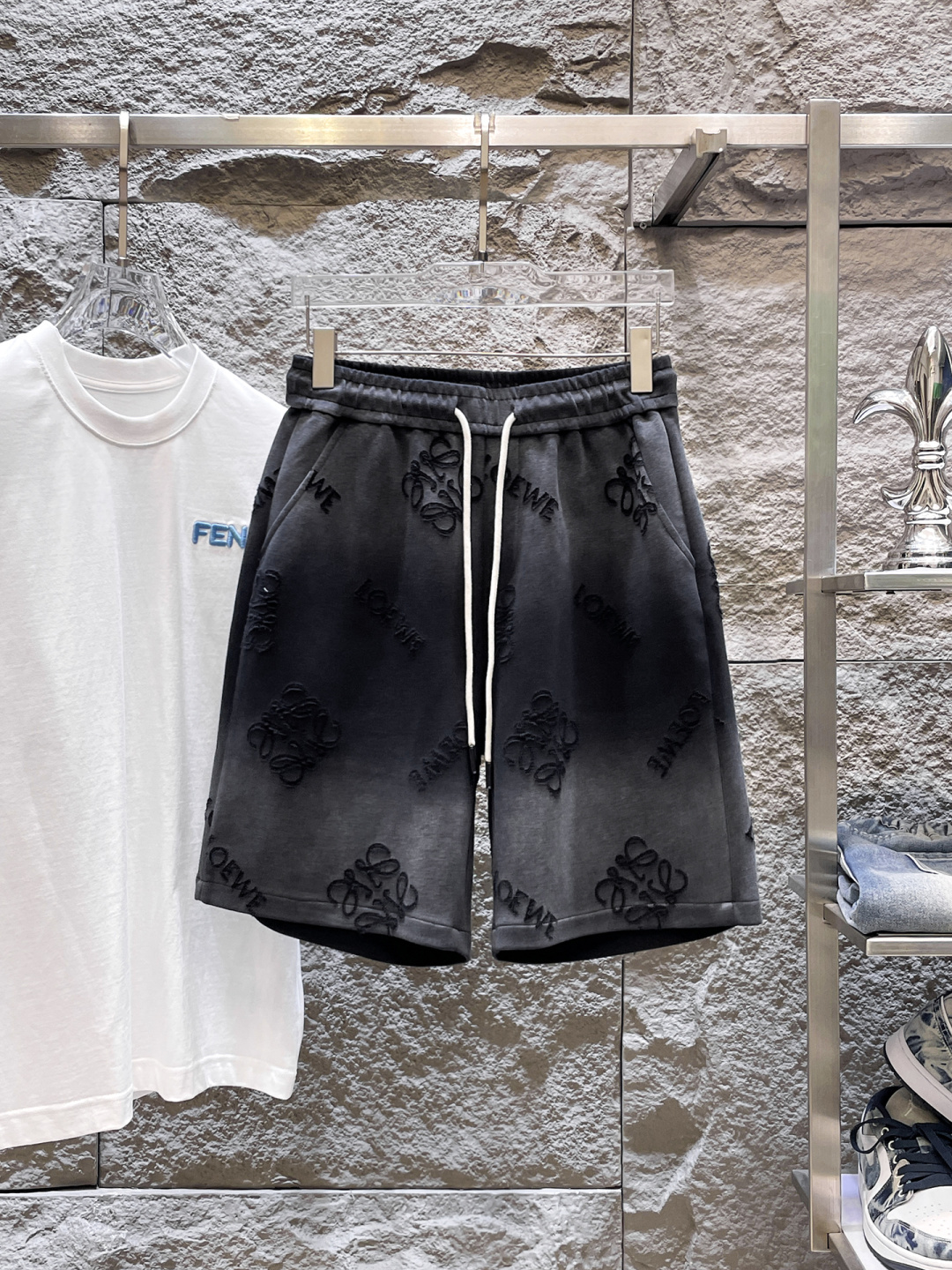 NO:848408,Loewe's three-standard complete 2026 new summer men's casual shorts, advanced custom-made breathable fabrics, extremely breathable, elastic and comfortable, impeccable details, top-grade accessories, original logo design concept, delicate and soft feel!  The upper body fit is awesome!  Sizes M-XXXL, please state your height and weight when ordering,,loewe,shorts,19860909罗意威三标齐全 2026夏季新款男士休闲短裤,高级定制面料透气面料 透气弹力舒适度极高,细节无可挑剔,顶级辅料配备,原版logo设计理念,手感细腻柔软！上身版型超赞！尺码M-XXXL下单报身高体重,,loewe,shorts,,Men's clothing