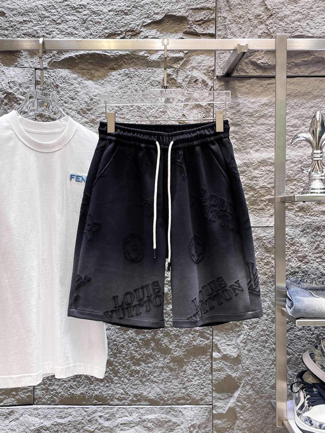 NO:848436,LV three-standard complete 2026 summer new men's casual shorts, advanced custom-made breathable fabrics, extremely breathable, elastic and comfortable, impeccable details, top-grade accessories, original logo design concept, delicate and soft feel!  The upper body fit is awesome!  Sizes M-XXXL, please state your height and weight when ordering,,louis vuitton,shorts,19860909LV 三标齐全 2026夏季新款男士休闲短裤,高级定制面料透气面料 透气弹力舒适度极高,细节无可挑剔,顶级辅料配备,原版logo设计理念,手感细腻柔软！上身版型超赞！尺码M-XXXL下单报身高体重,,louis vuitton,shorts,,Men's clothing