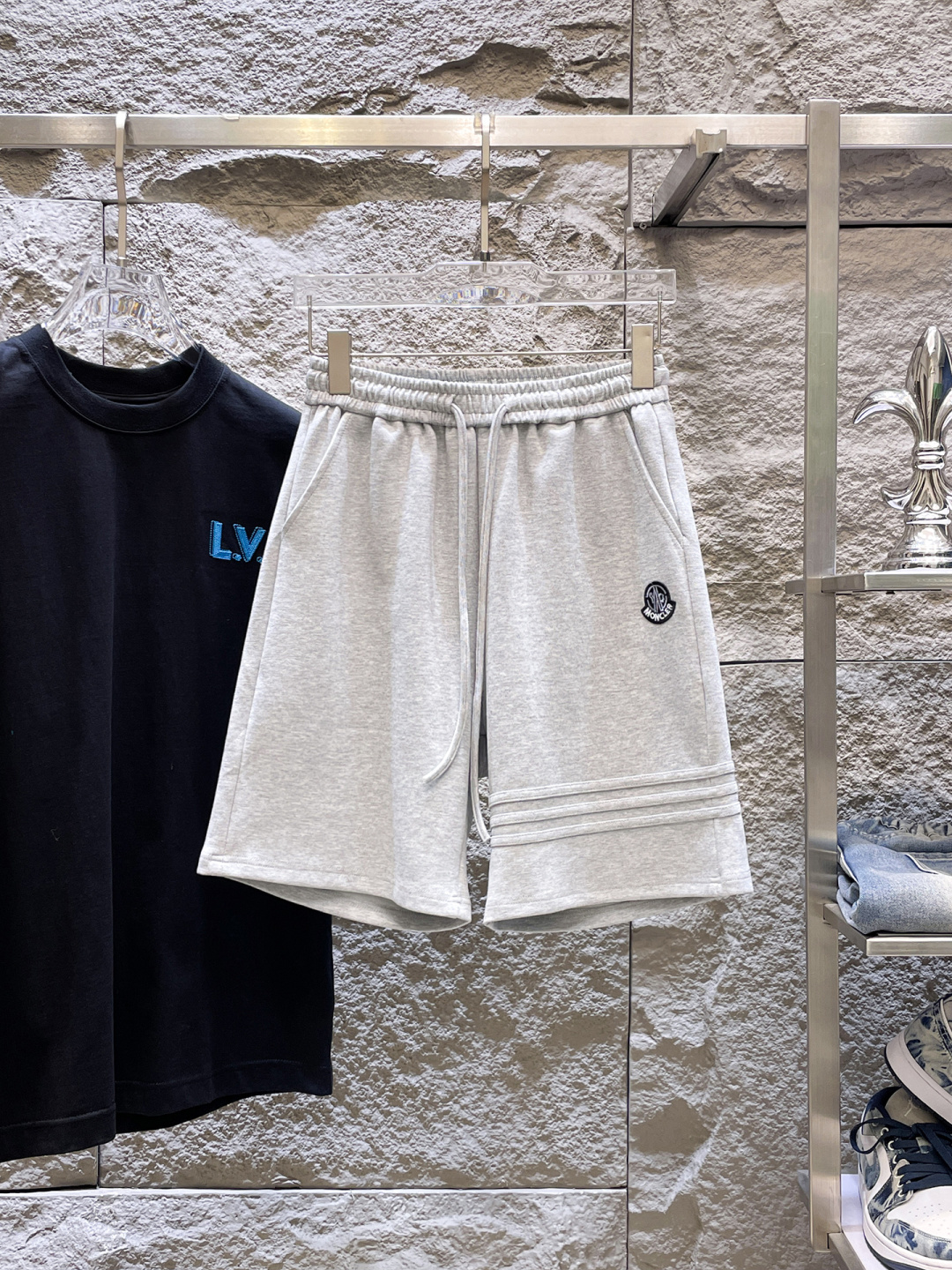 NO:848433,Mouth-mounted, complete with three standards, 2026 new summer men's casual shorts, advanced custom-made breathable fabrics, extremely breathable, elastic and comfortable, with impeccable details, top-grade accessories, original logo design concept, delicate and soft feel!  The upper body fit is awesome!  Sizes M-XXXL, please state your height and weight when ordering,,Moncler,shorts,19860909蒙口 三标齐全 2026夏季新款男士休闲短裤,高级定制面料透气面料 透气弹力舒适度极高,细节无可挑剔,顶级辅料配备,原版logo设计理念,手感细腻柔软！上身版型超赞！尺码M-XXXL下单报身高体重,,Moncler,shorts,,Men's clothing