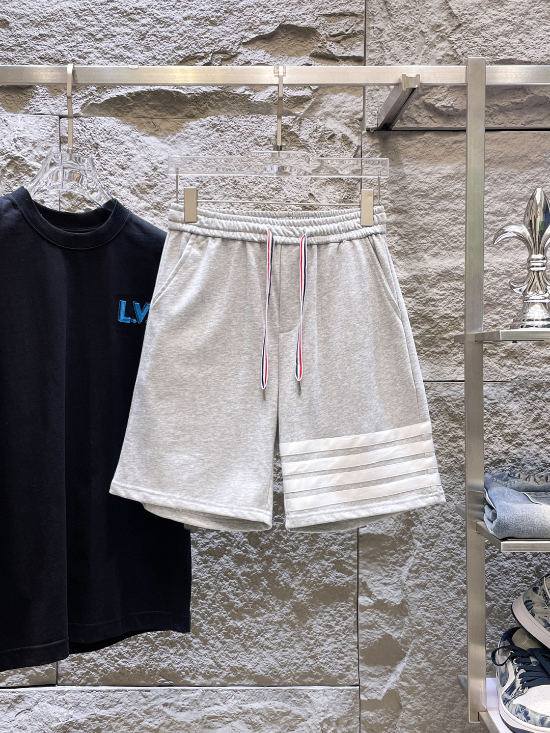 NO:848428,TB three-standard complete 2026 new summer men's casual shorts, advanced custom-made breathable fabrics, extremely breathable, elastic and comfortable, impeccable details, top-grade accessories, original logo design concept, delicate and soft feel!  The upper body fit is awesome!  Sizes M-XXXL, please state your height and weight when ordering,,shorts,19860909TB 三标齐全 2026夏季新款男士休闲短裤,高级定制面料透气面料 透气弹力舒适度极高,细节无可挑剔,顶级辅料配备,原版logo设计理念,手感细腻柔软！上身版型超赞！尺码M-XXXL下单报身高体重,,shorts,,Men's clothing