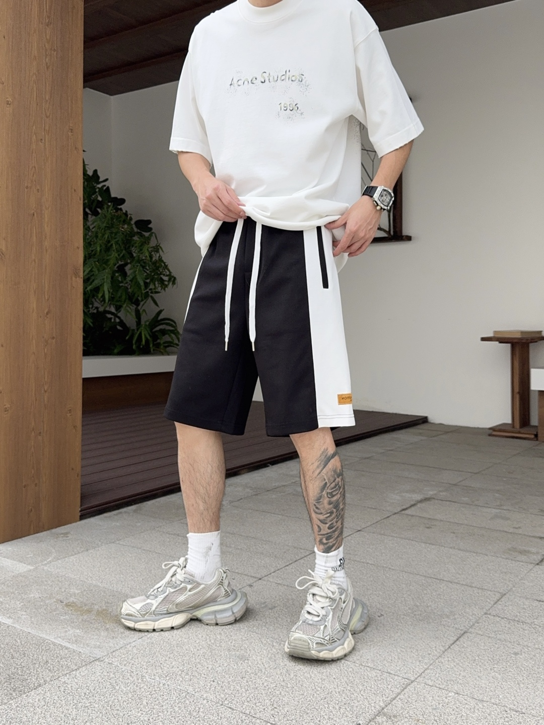 NO:849027,LV three labels are complete. The latest 2026 summer short-sleeves are available at the counter. The original order is very good. Fashionable imported original technical fabrics. The upper body is comfortable and breathable. The original customized hardware accessories. The upper body is handsome and stylish. The three labels are complete. Recommended model. The grade is very high. The purchasing code number is M-XXXL. The maximum wear is 195 pounds. Louis vuitton, T-shirt,19860909LV三标齐全. 2026夏季新款最新品短袖,专柜同步有售,原单狠货,时尚进口原版科技面料,上身舒适透气,原版定制五金辅料,上身帅气有型,三标齐全,推荐款,档次极高,代购级码数M-XXXL,最大穿195斤,,louis vuitton,T-shirt,,Men's clothing